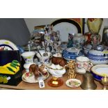 ASSORTED LOOSE CERAMICS, ETC, to include a Dudson jasperware teapot, (chips to lid, nibbles to