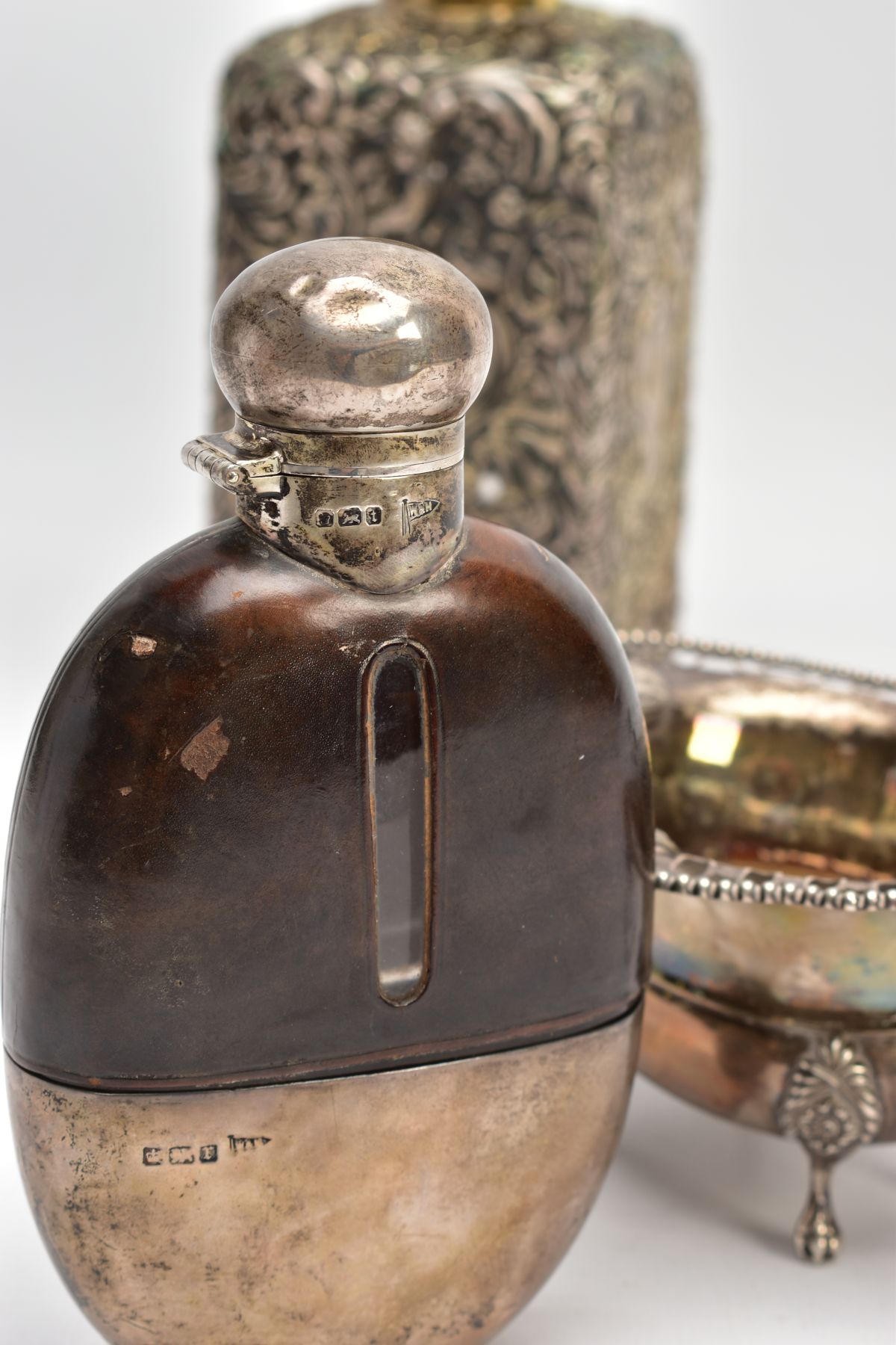 A SELECTION OF SILVER AND WHITE METAL ITEMS, to include an AF glass and silver lined decanter, - Image 12 of 15