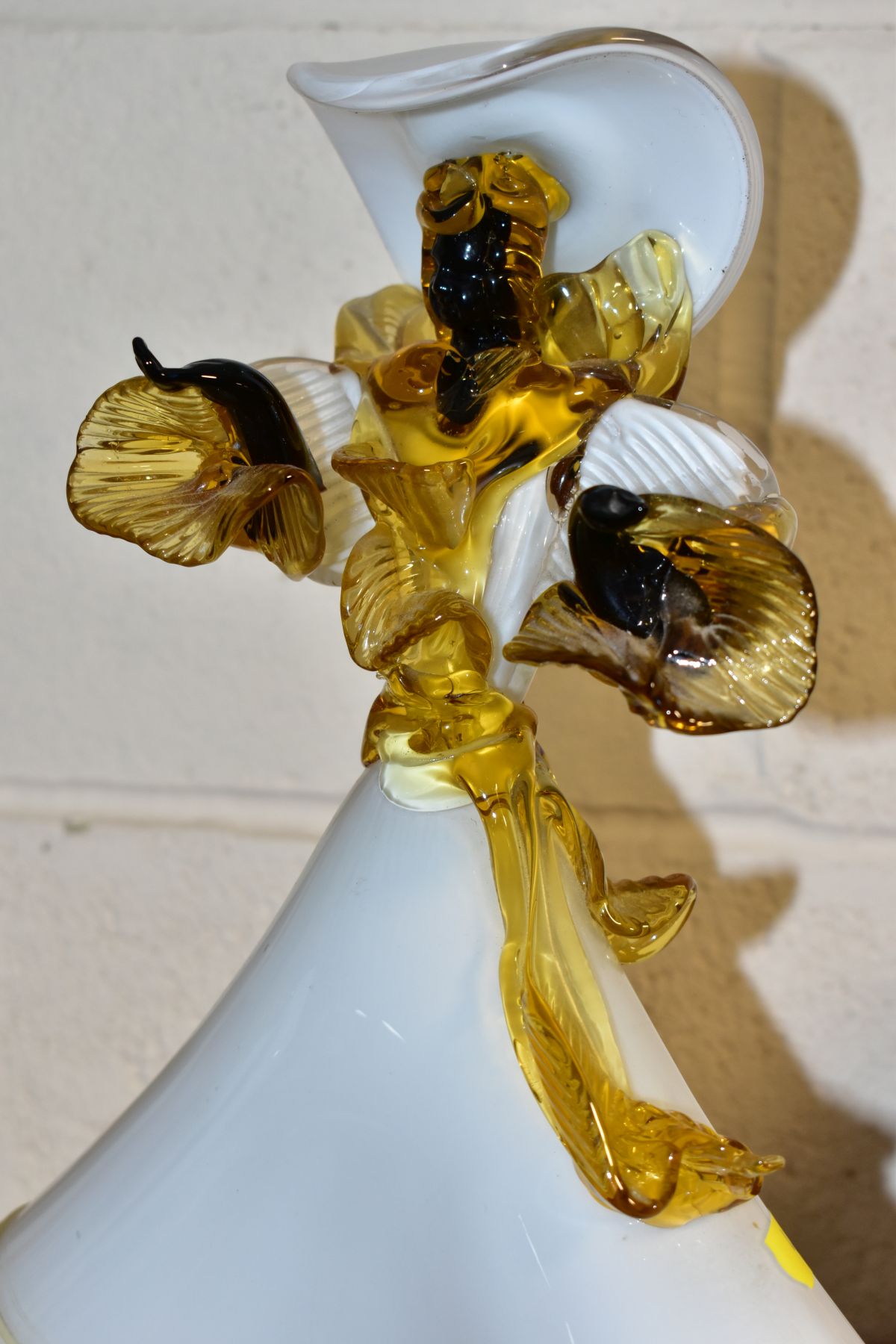 A PAIR OF VENETIAN GLASS COMPANY FIGURES OF A LADY AND GENTLEMAN, white, amber and black, both - Image 9 of 10