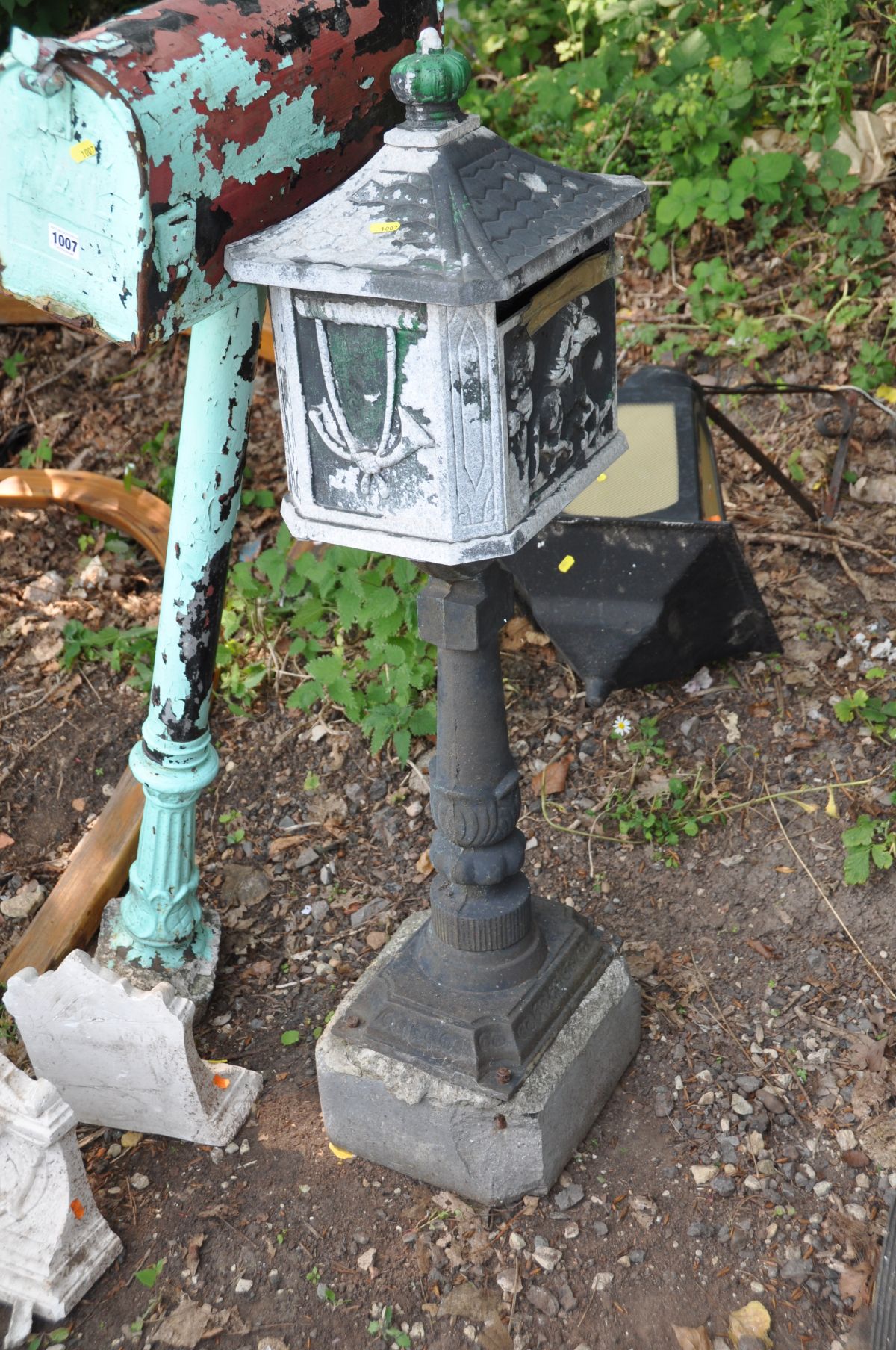 AN AMERICAN STYLE MAILBOX attached to a cast iron Corinthian column base and concrete foot 134cm - Bild 3 aus 5