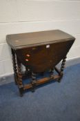 A SMALL EARLY 20TH CENTURY OAK BARLEY TWIST GATE LEG TABLE, open length 105cm x closed length 37cm x