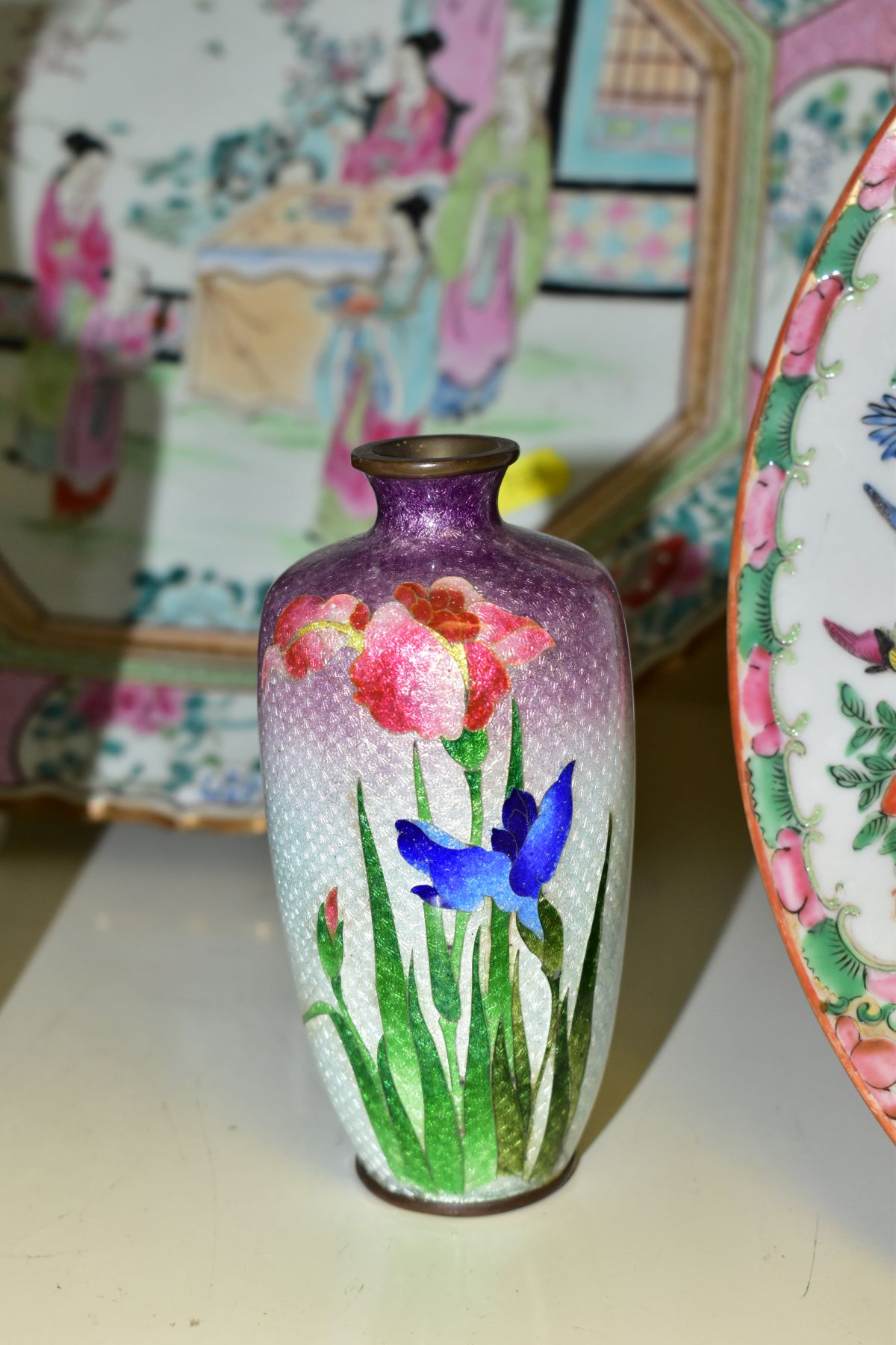 A SMALL GROUP OF FOUR PIECES OF CHINESE PORCELAIN AND TWO CLOISONNE VASES, comprising a pair of - Image 4 of 14