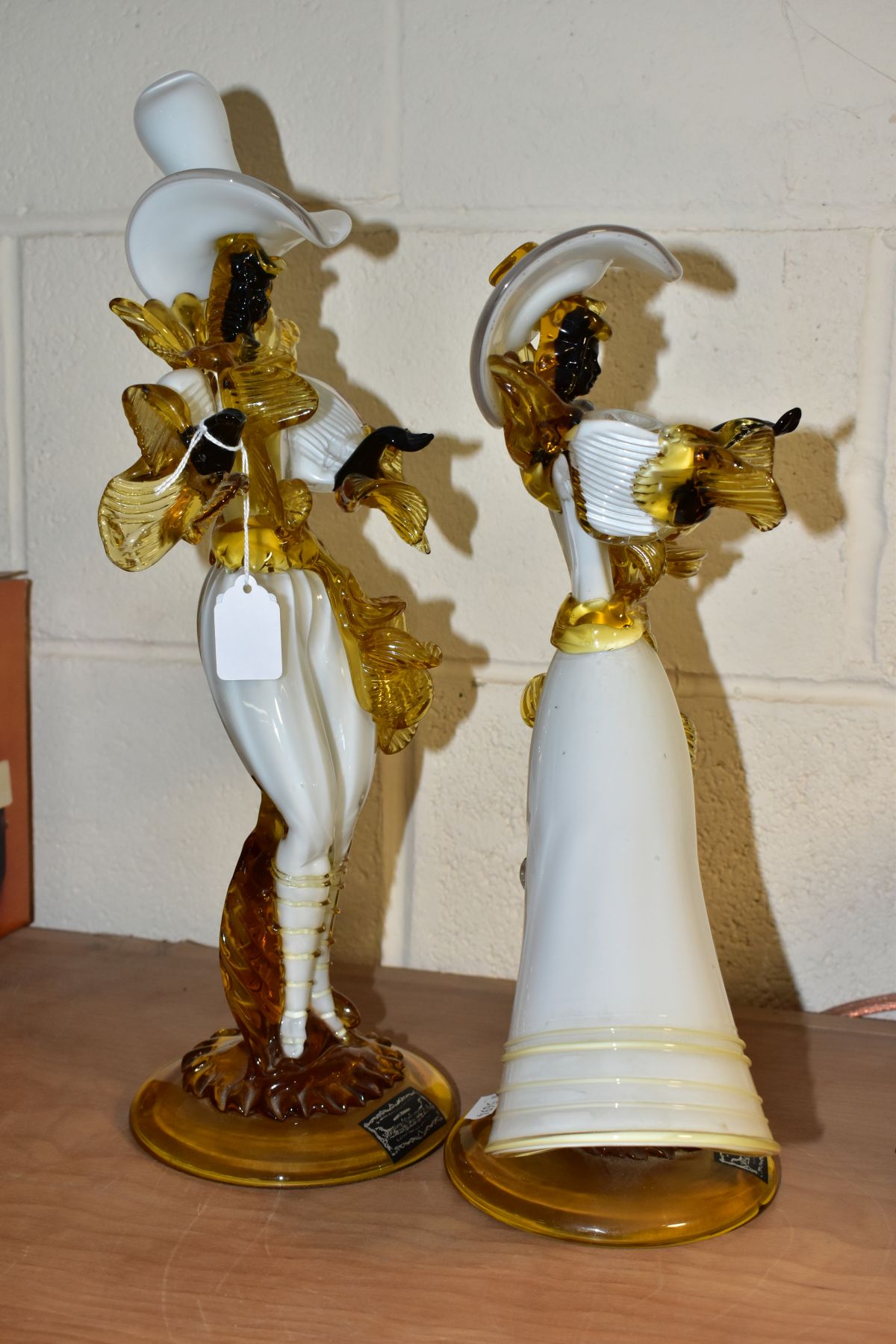 A PAIR OF VENETIAN GLASS COMPANY FIGURES OF A LADY AND GENTLEMAN, white, amber and black, both - Image 7 of 10