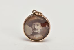 A LATE VICTORIAN 9CT GOLD DOUBLE PHOTOGRAPH PENDANT, measuring approximately 19.5mm in diameter,