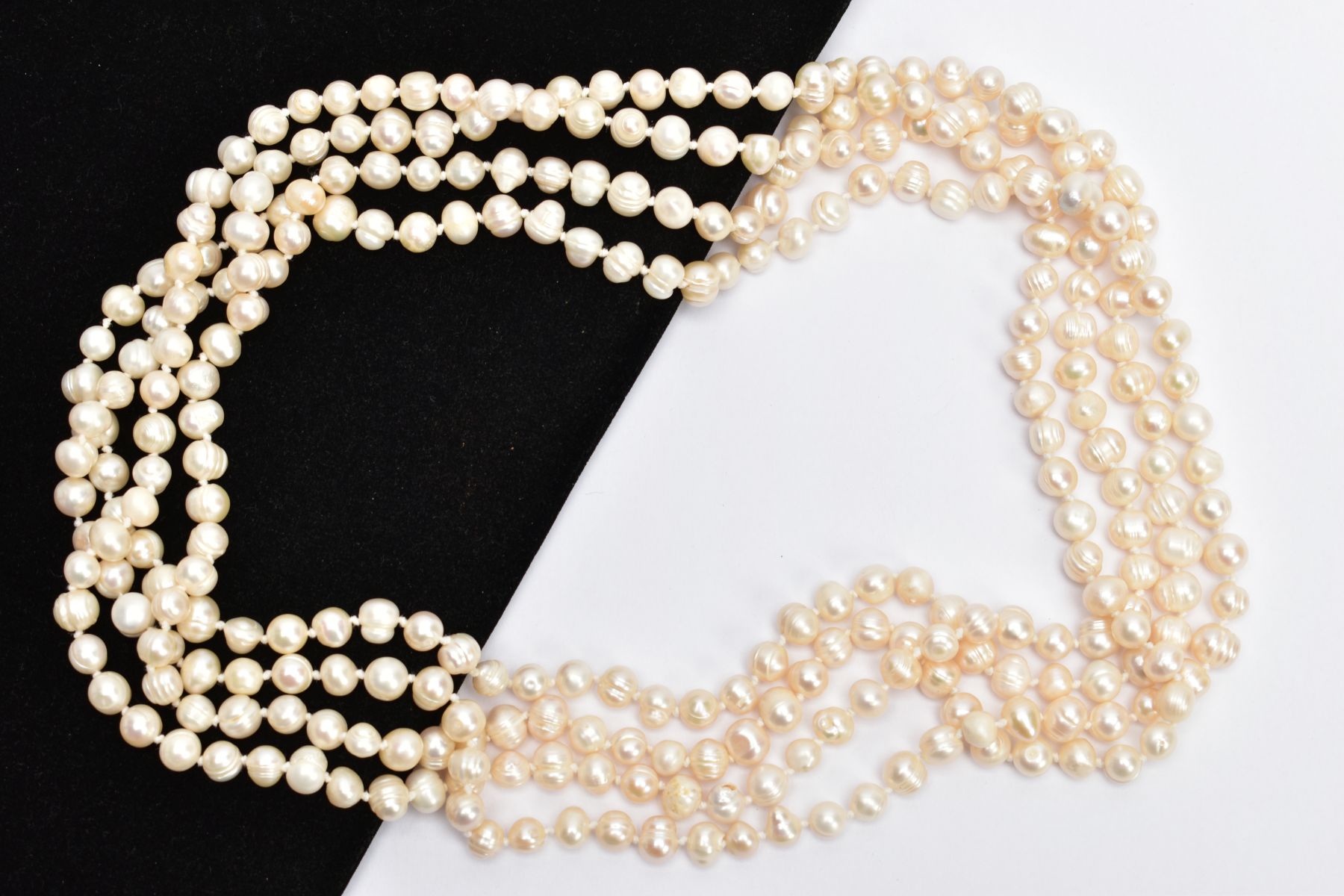 TWO CULTURED FRESH WATER PEARL NECKLACES, to include a three-strand necklace fitted with a white - Bild 3 aus 4