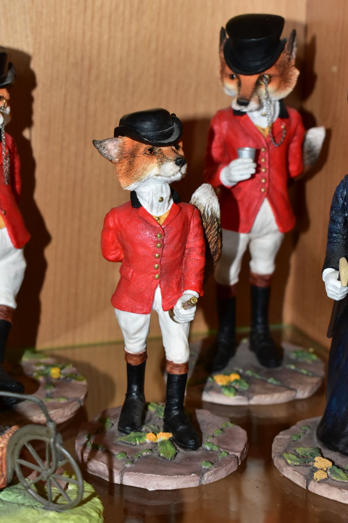 A SET OF SIX BORDER FINE ARTS STUDIO ENESCO LTD RESIN THE REYNARD ESTATE SCULPTURES, comprising - Image 3 of 6