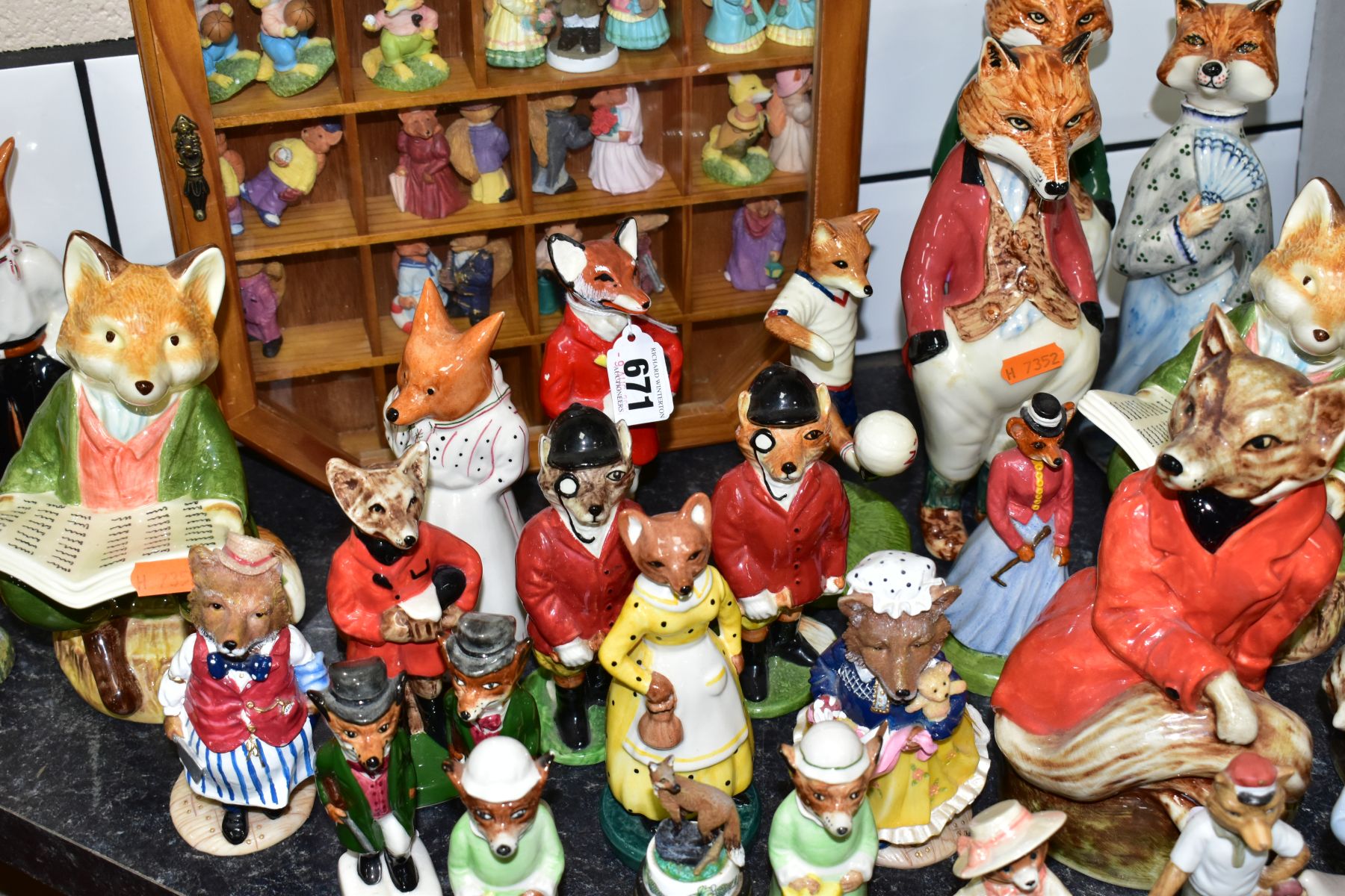 A COLLECTION OF SIXTY ONE NOVELTY FOX ORNAMENTS AND SCULPTURES to include Enesco Beatrix Potter - Image 10 of 11