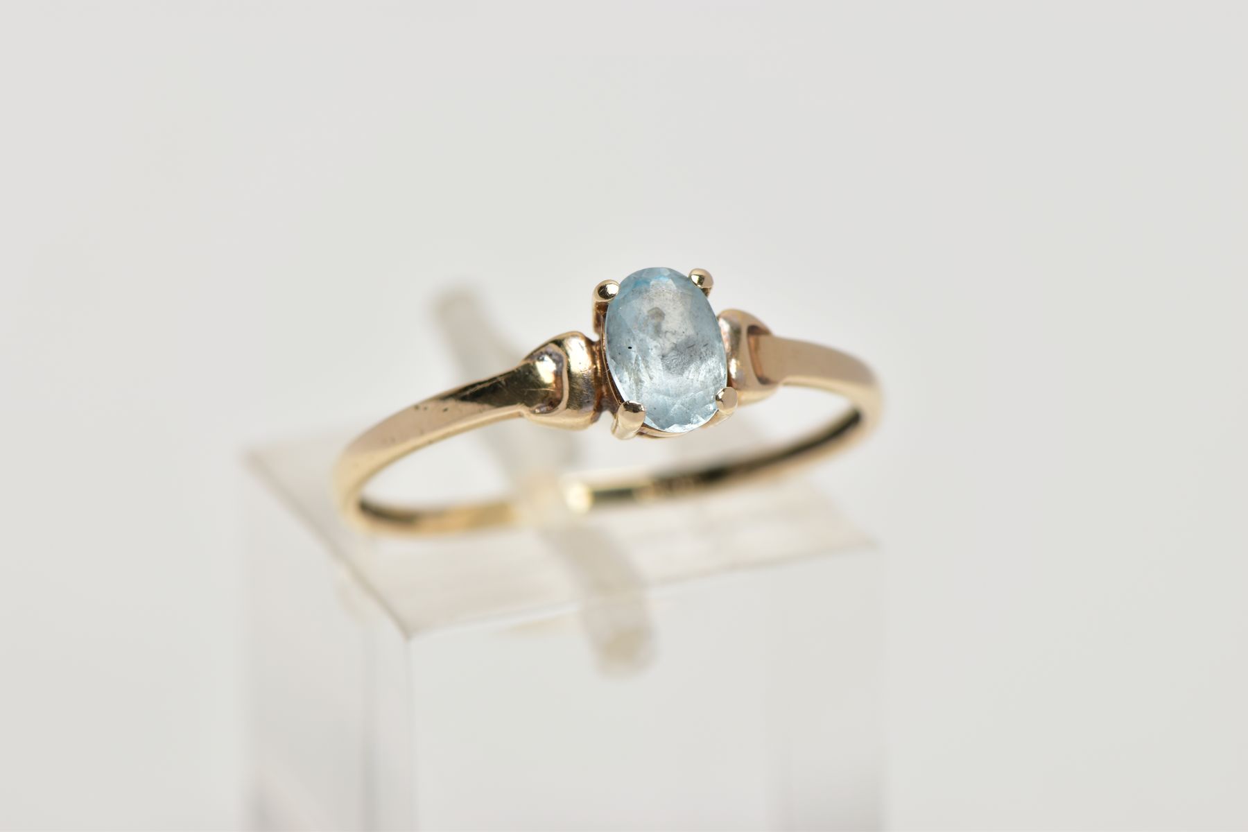 A YELLOW METAL TOPAZ RING, designed with a claw set, oval cut blue topaz, detailed shoulders, - Image 4 of 4