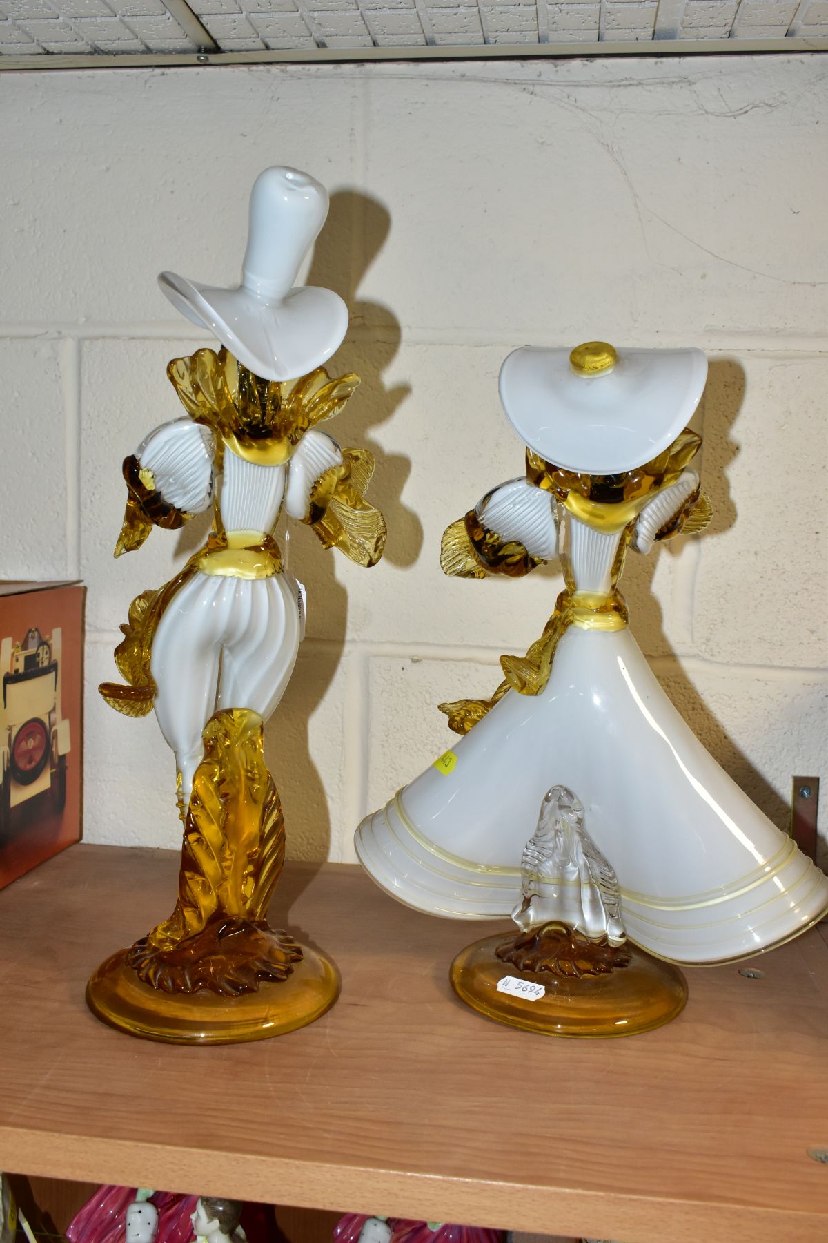 A PAIR OF VENETIAN GLASS COMPANY FIGURES OF A LADY AND GENTLEMAN, white, amber and black, both - Image 6 of 10