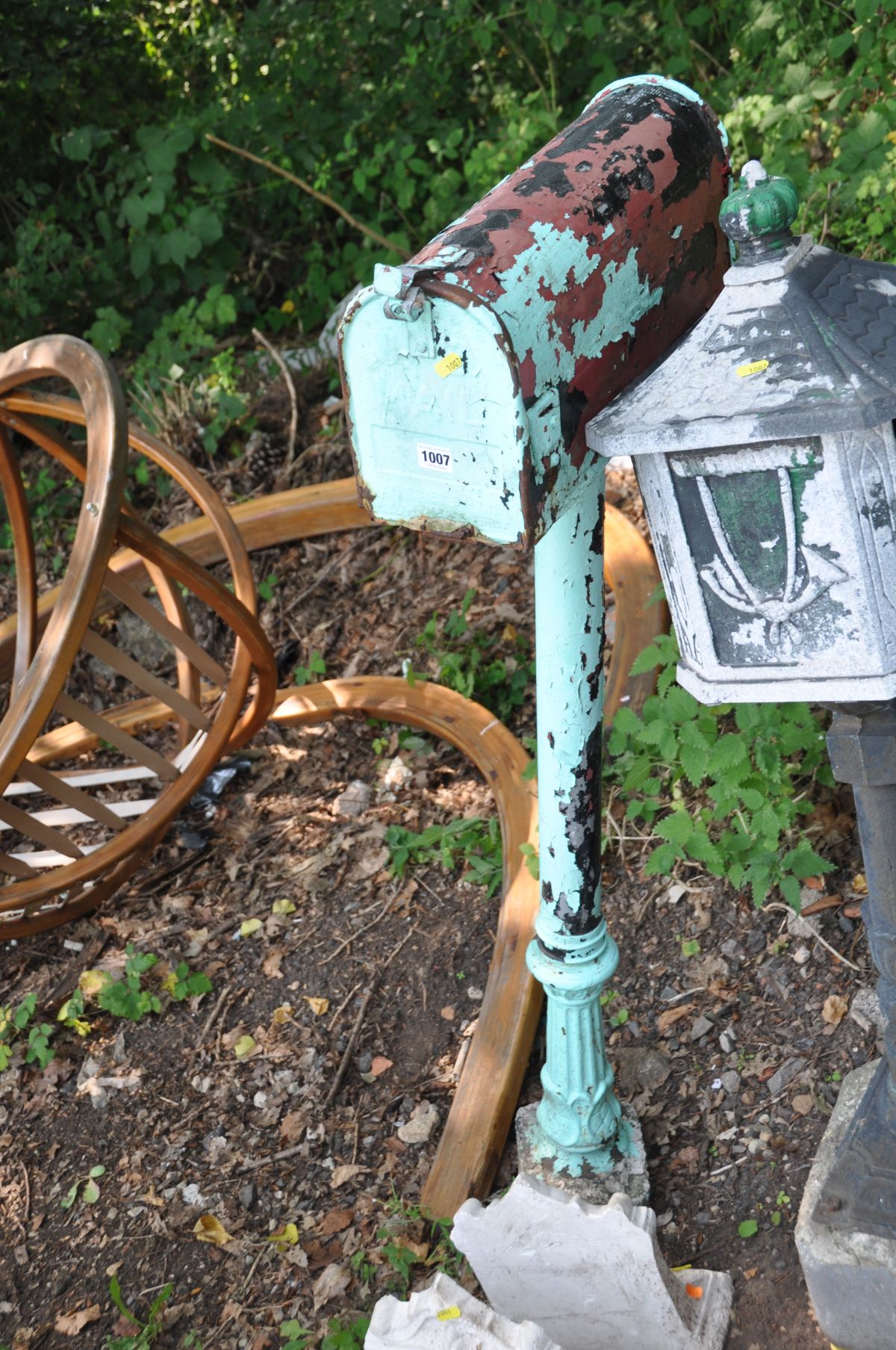 AN AMERICAN STYLE MAILBOX attached to a cast iron Corinthian column base and concrete foot 134cm - Bild 4 aus 5