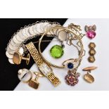 A BAG OF ASSORTED JEWELLERY, to include a silver gilt hinged bangle, decorative floral and foliate