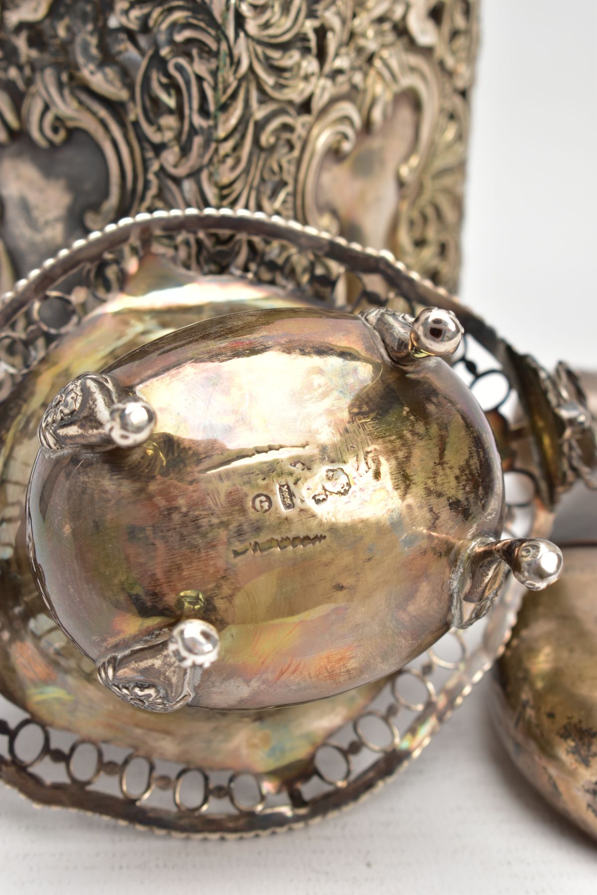 A SELECTION OF SILVER AND WHITE METAL ITEMS, to include an AF glass and silver lined decanter, - Image 15 of 15