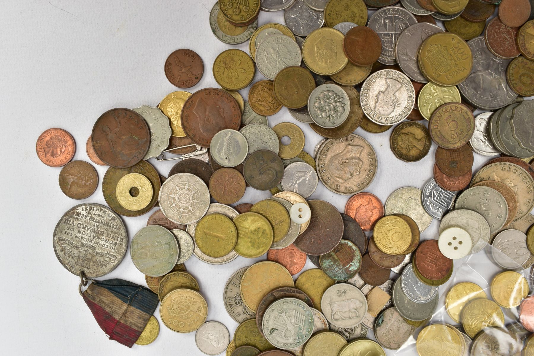 A SMALL BOX OF WORLD COINS, some euro coin and small amount of silver and banknotes - Image 5 of 7