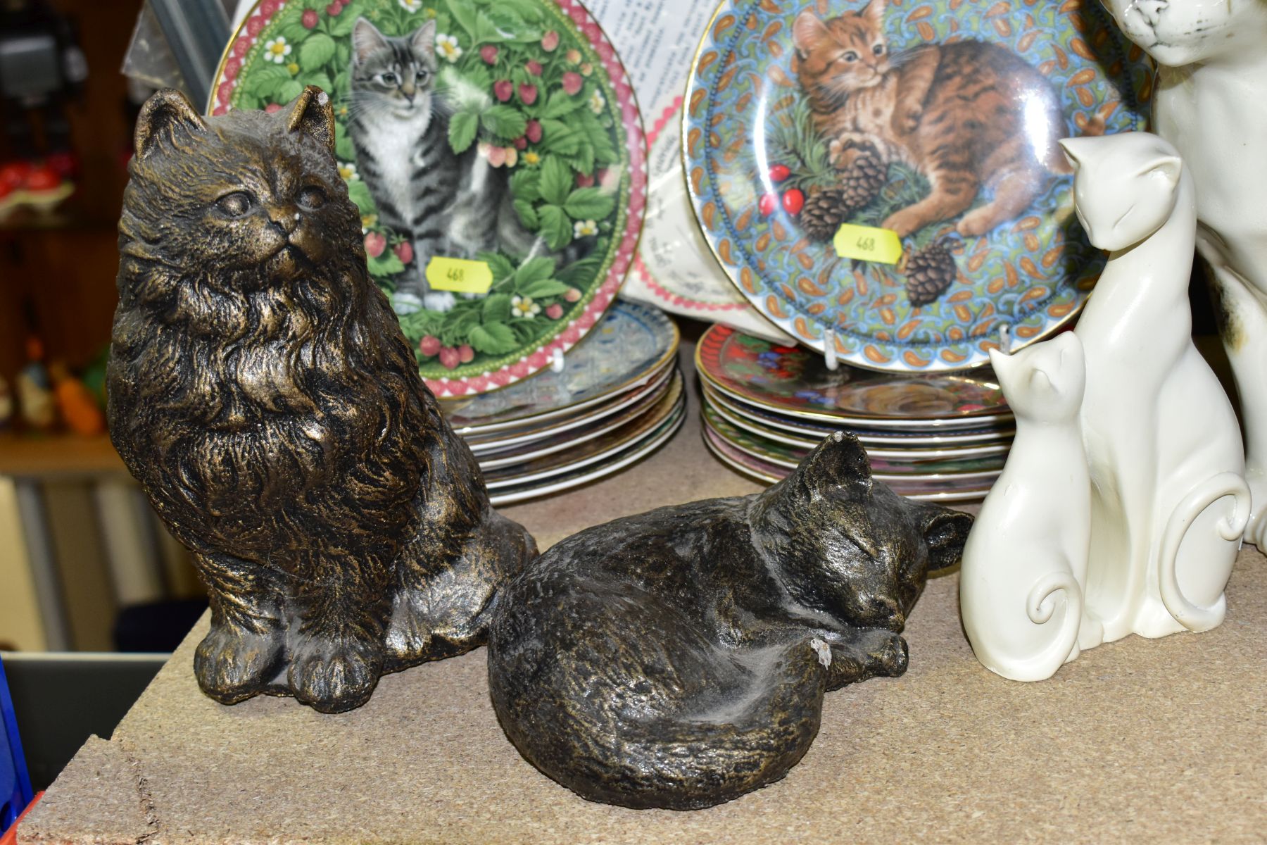 CAT THEMED SCULPTURES AND COLLECTORS PLATES, comprising a Mike Hinton pottery seated cat, height - Image 4 of 5