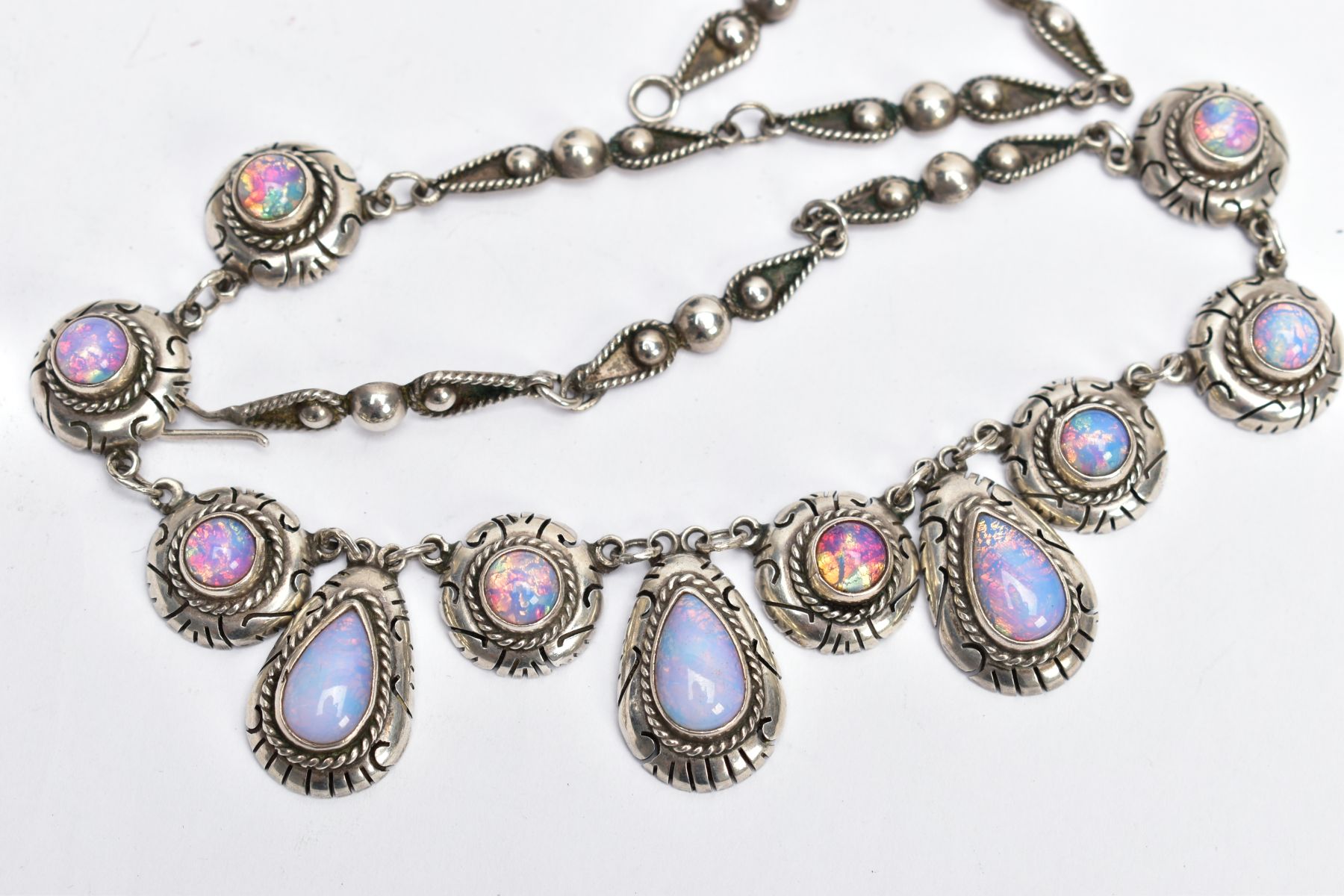 A WHITE METAL AND FAUX OPAL CABOCHON NECKLET, designed with eight circular links each set with a - Bild 3 aus 4