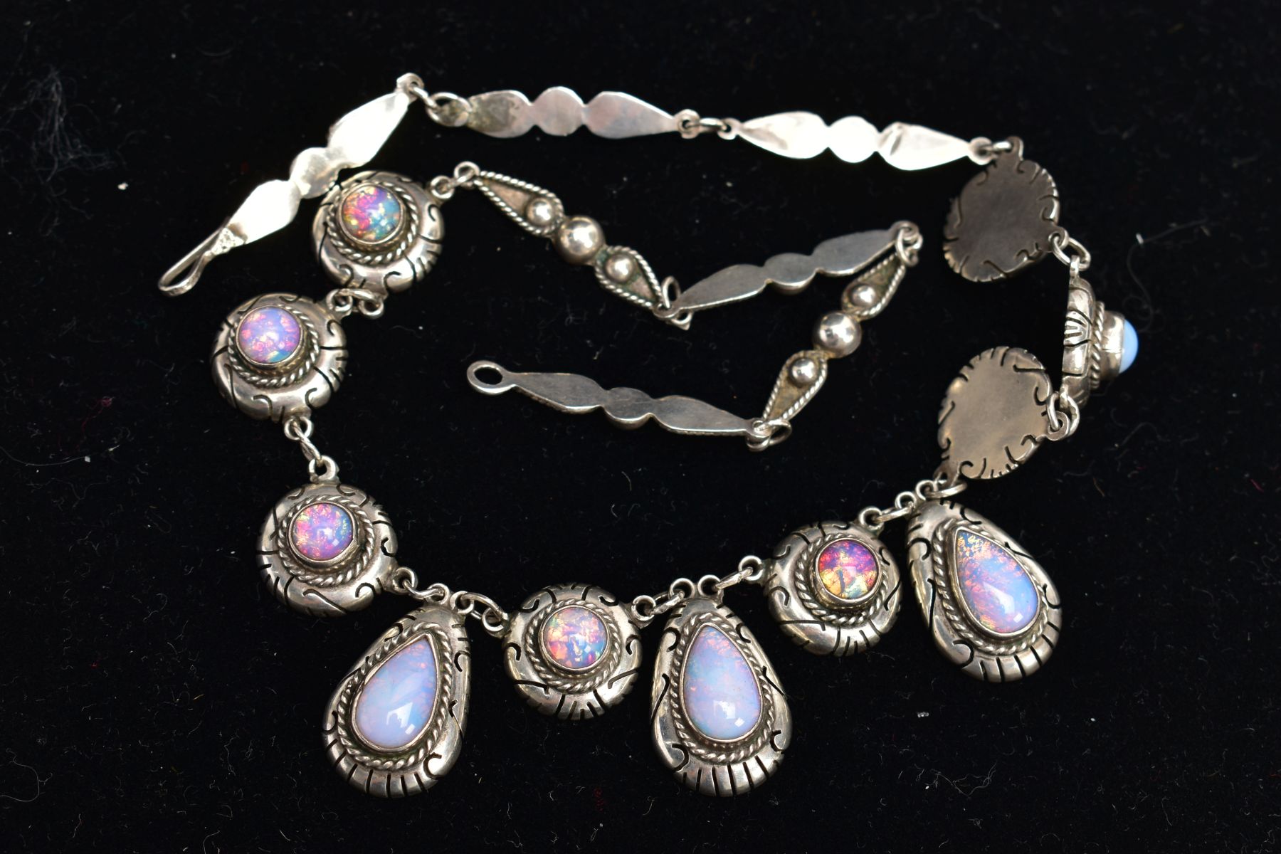 A WHITE METAL AND FAUX OPAL CABOCHON NECKLET, designed with eight circular links each set with a - Bild 2 aus 4