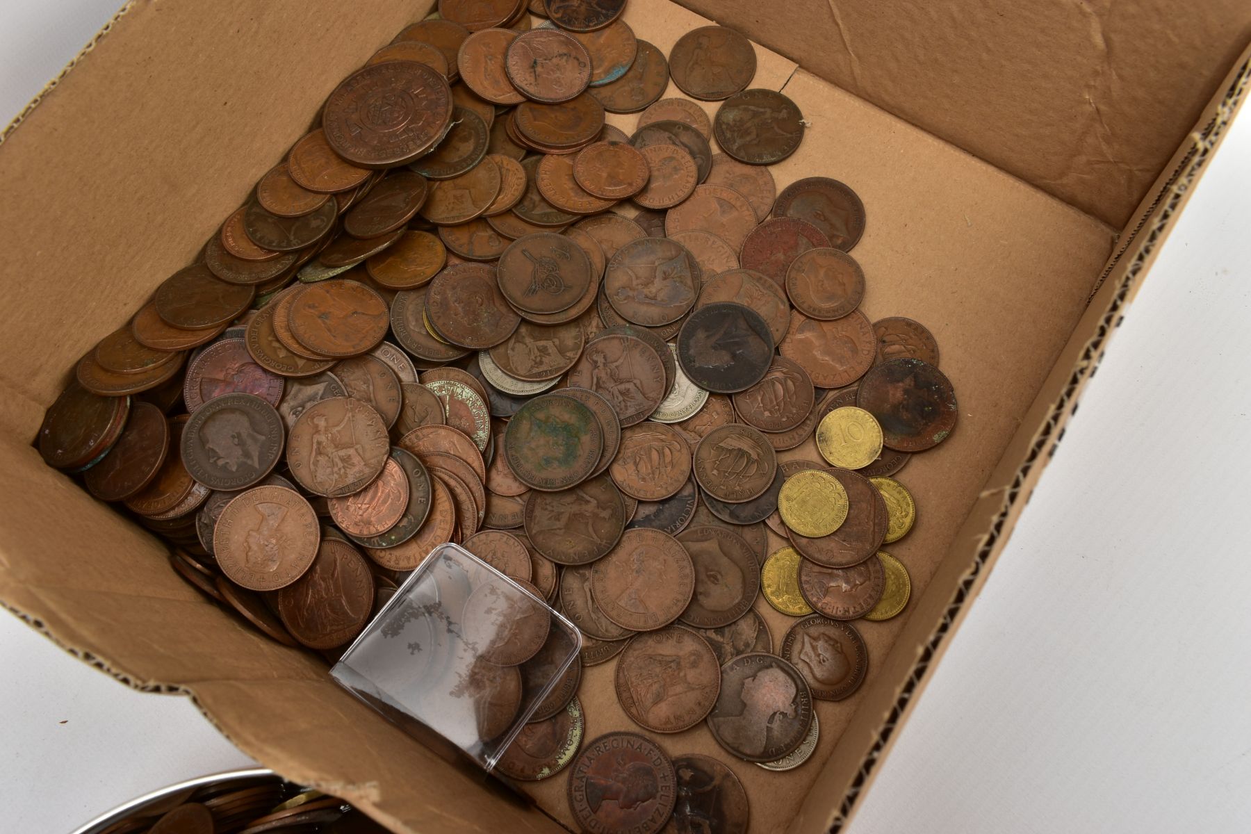 A LARGE PLASTIC TRAY OF MIXED COINS to include a framed display of coin and banknotes, some Shell - Image 7 of 10