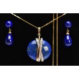 A YELLOW METAL LAPIS LAZULI AND DIAMOND PENDANT NECKLACE AND EARRING GIFT SET, the pendant