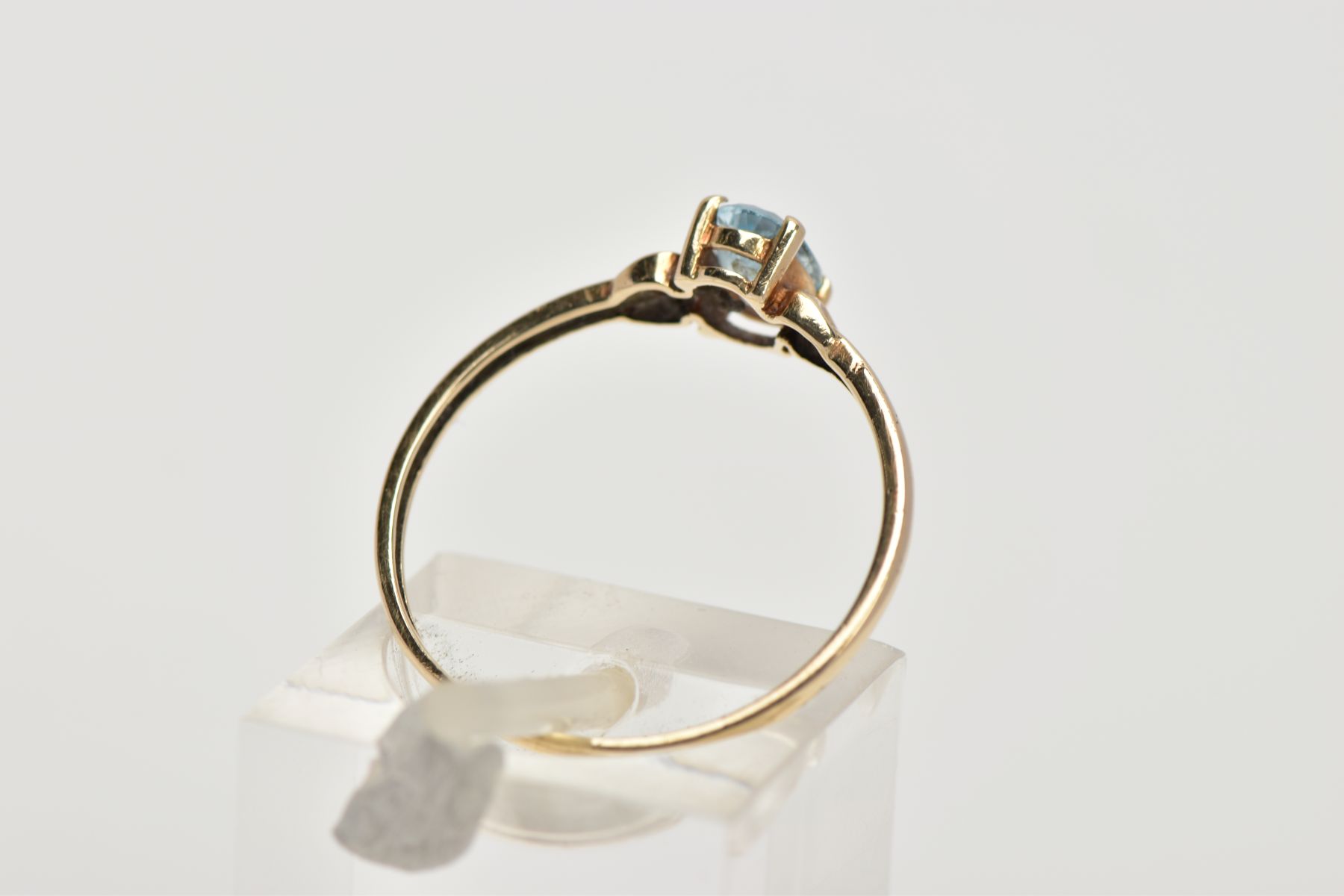 A YELLOW METAL TOPAZ RING, designed with a claw set, oval cut blue topaz, detailed shoulders, - Image 3 of 4