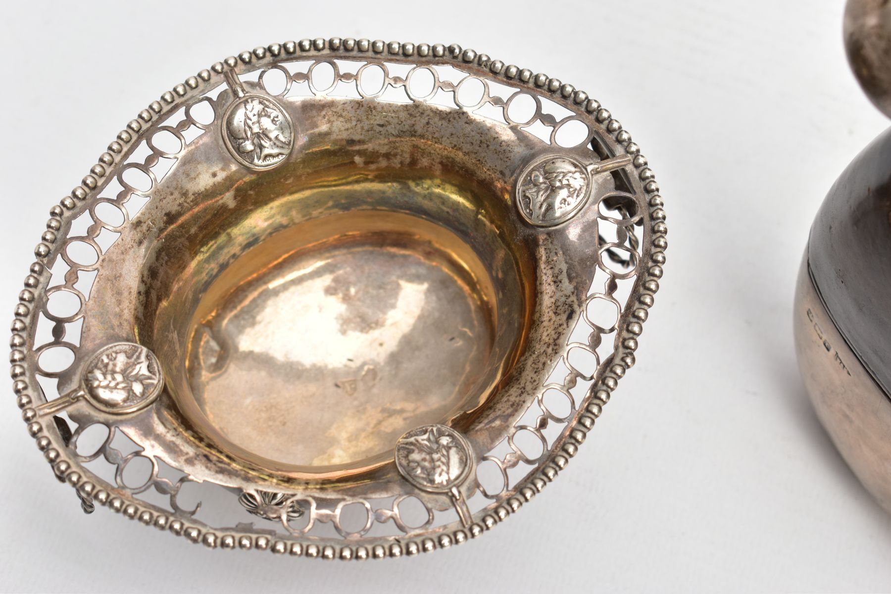 A SELECTION OF SILVER AND WHITE METAL ITEMS, to include an AF glass and silver lined decanter, - Image 14 of 15