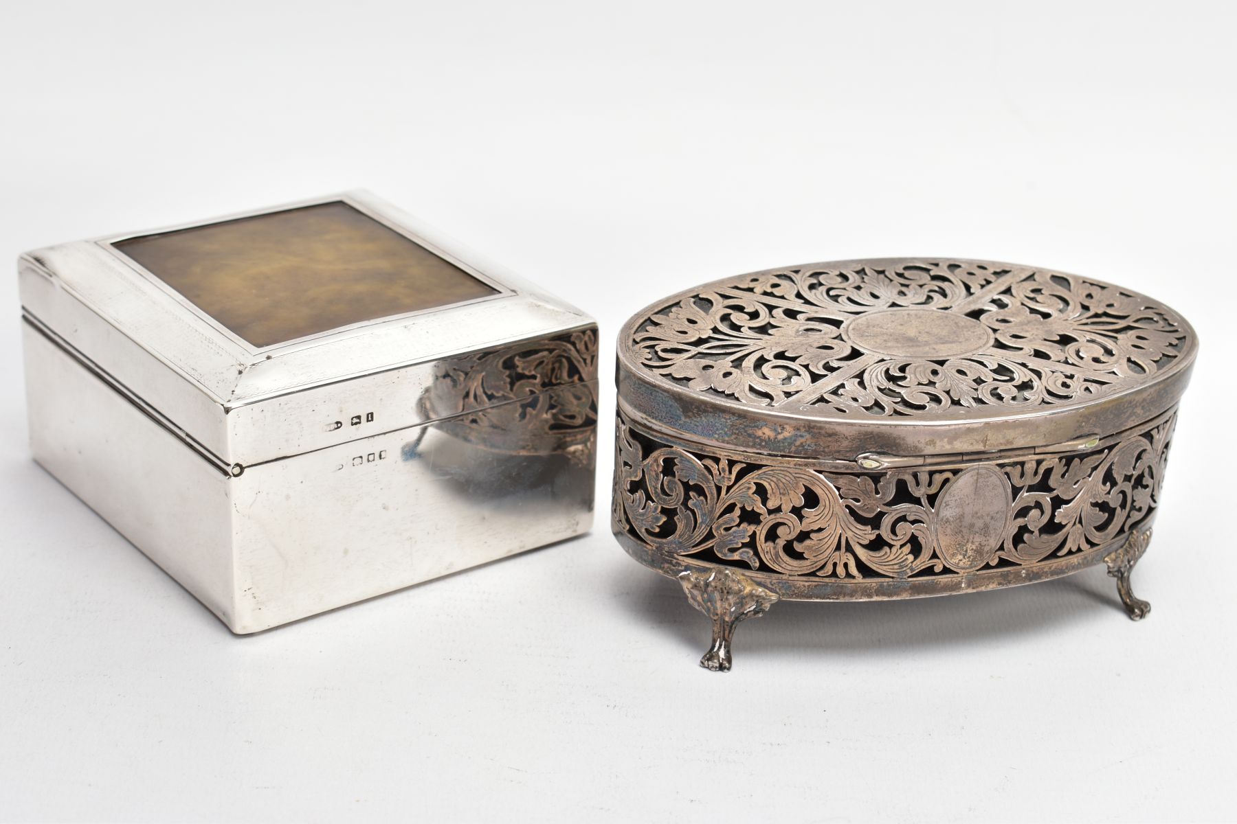 A GEORGE V SILVER LINED, SQUARE CIGARETTE BOX AND A PIERCED OVAL VANITY BOX, engine turned design - Image 3 of 7
