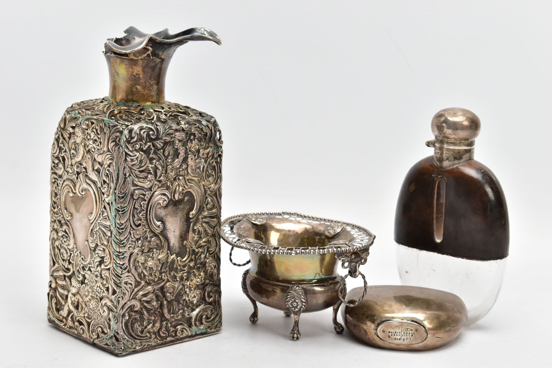 A SELECTION OF SILVER AND WHITE METAL ITEMS, to include an AF glass and silver lined decanter, - Image 4 of 15