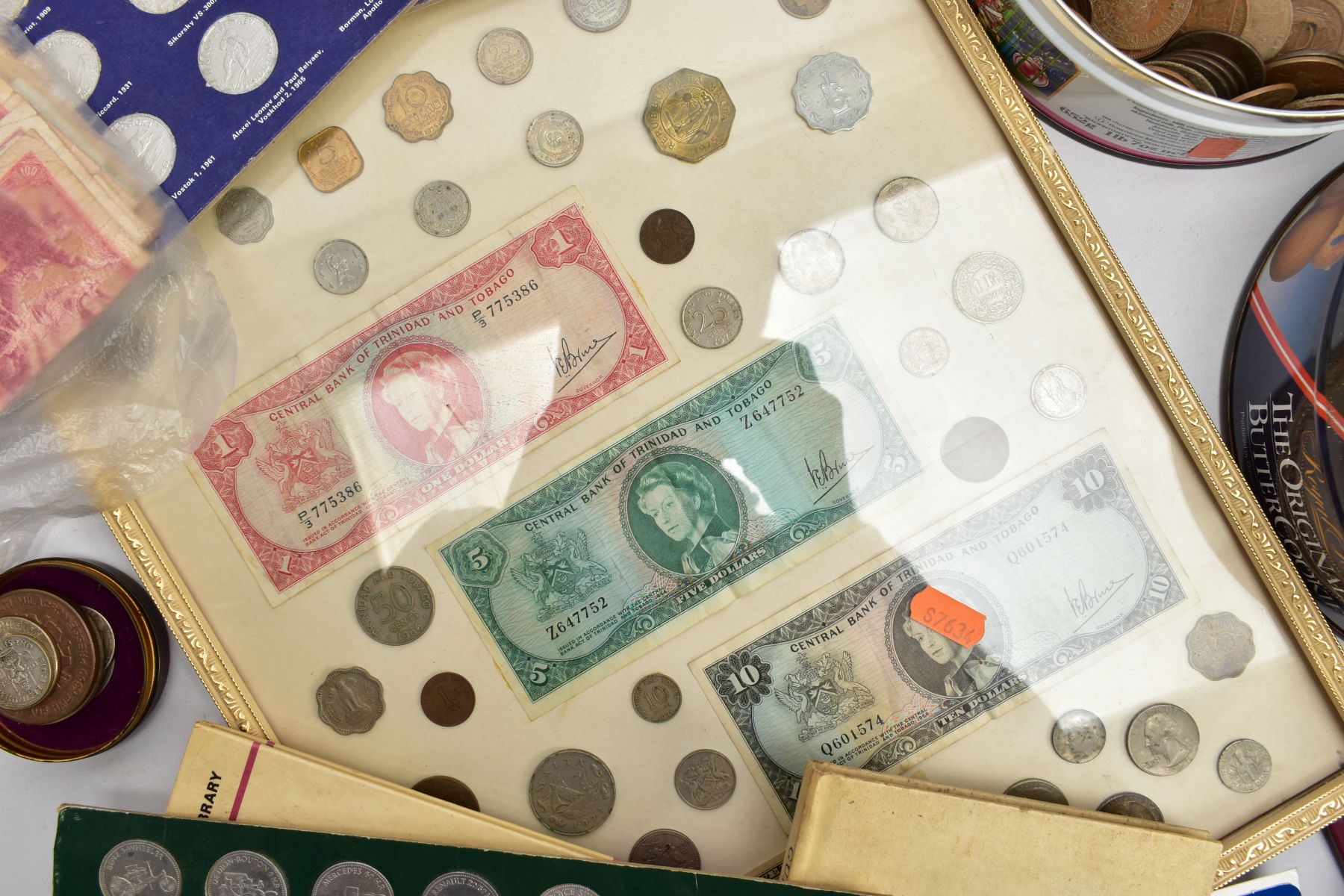 A LARGE PLASTIC TRAY OF MIXED COINS to include a framed display of coin and banknotes, some Shell - Image 4 of 10