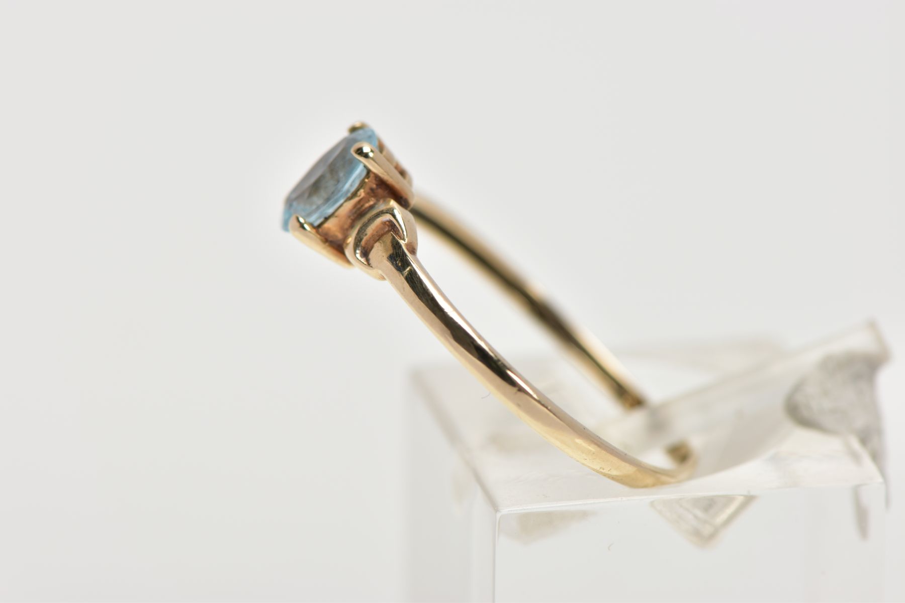 A YELLOW METAL TOPAZ RING, designed with a claw set, oval cut blue topaz, detailed shoulders, - Image 2 of 4