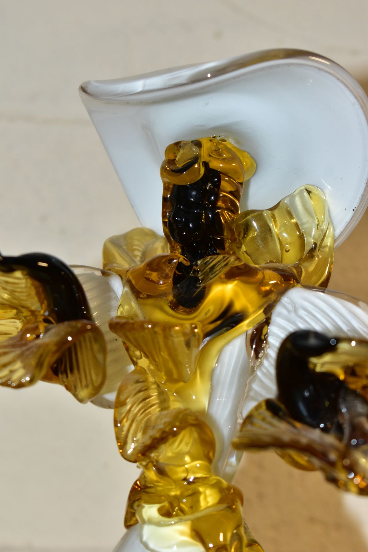 A PAIR OF VENETIAN GLASS COMPANY FIGURES OF A LADY AND GENTLEMAN, white, amber and black, both - Image 3 of 10