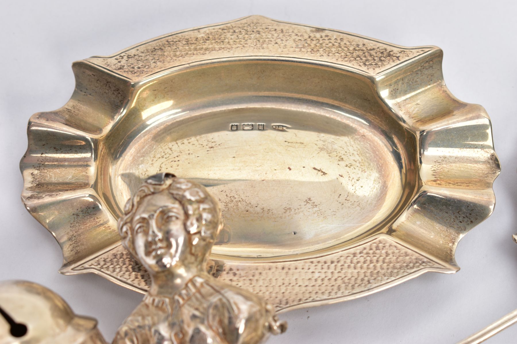 A SELECTION OF SILVER ITEMS, to include two silver oval shaped, engine turned design ashtrays, - Image 7 of 7