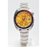 A GENT'S SEIKO CHRONOGRAPH AUTOMATIC WRISTWATCH, round yellow dial signed 'Seiko', day/date window