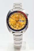 A GENT'S SEIKO CHRONOGRAPH AUTOMATIC WRISTWATCH, round yellow dial signed 'Seiko', day/date window