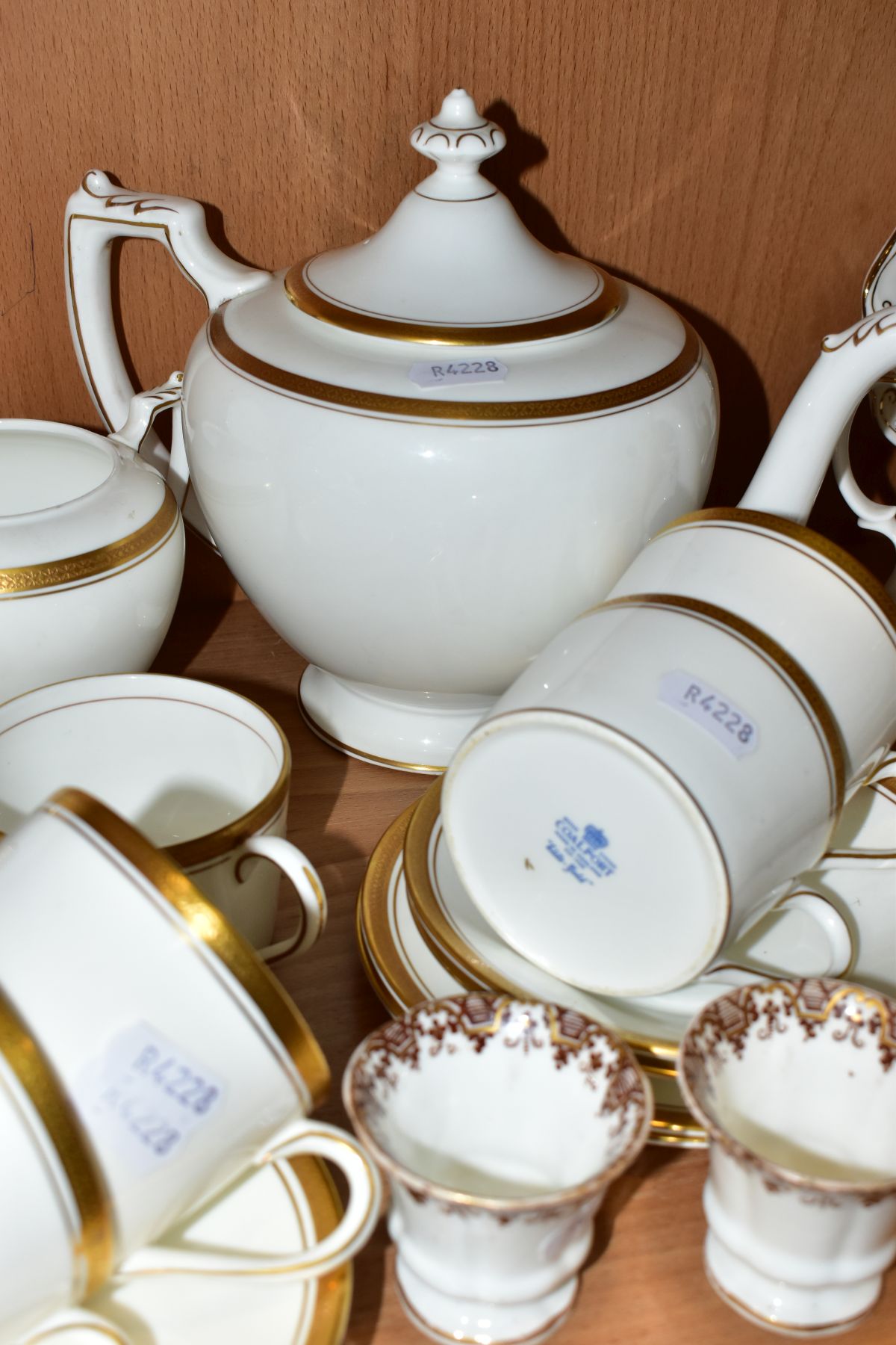 A COALPORT 'ELITE-GOLD' PATTERN TEA SET, comprising tea pot (second), milk jug, twin handled sugar - Image 4 of 6