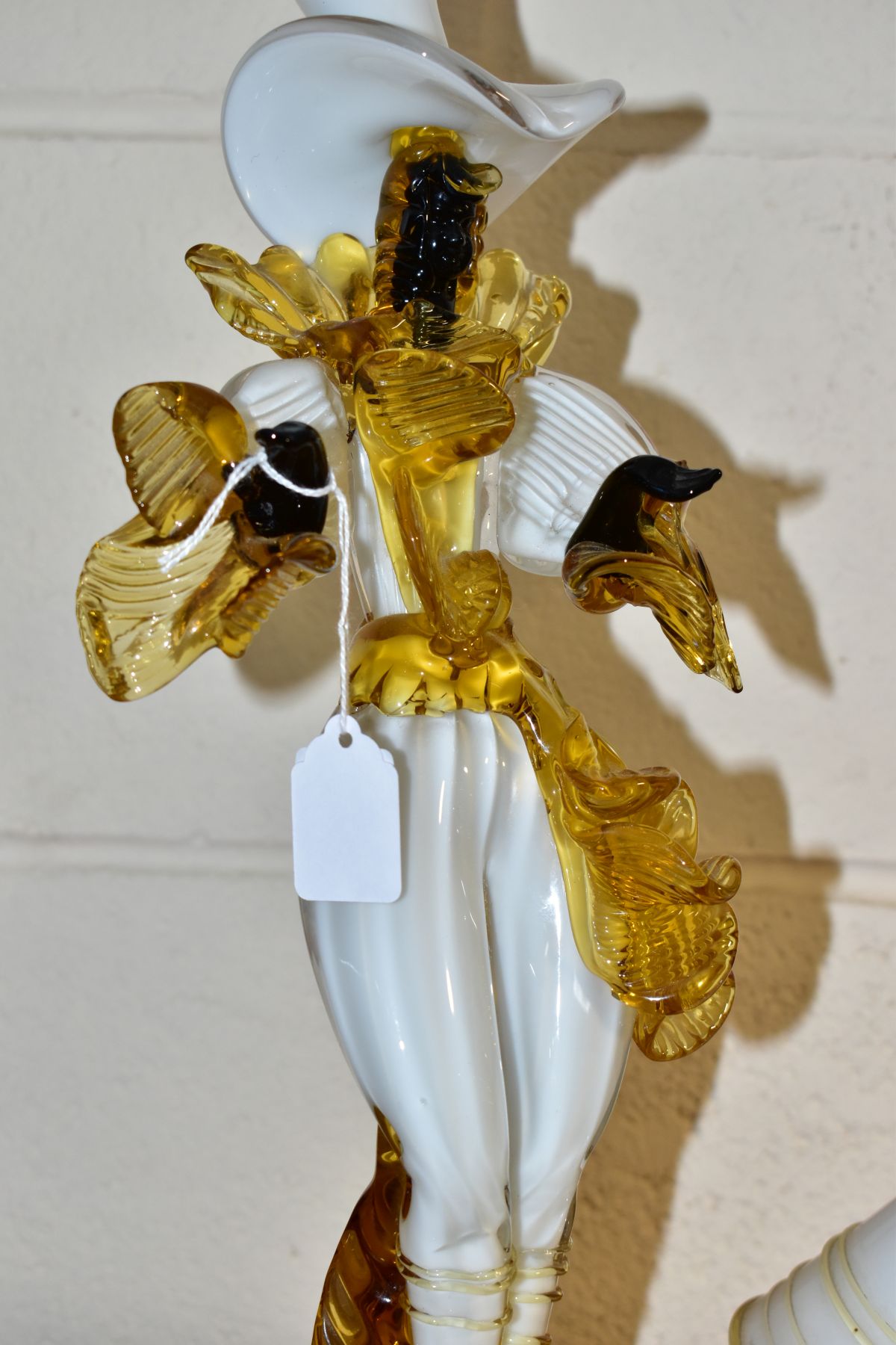 A PAIR OF VENETIAN GLASS COMPANY FIGURES OF A LADY AND GENTLEMAN, white, amber and black, both - Image 10 of 10