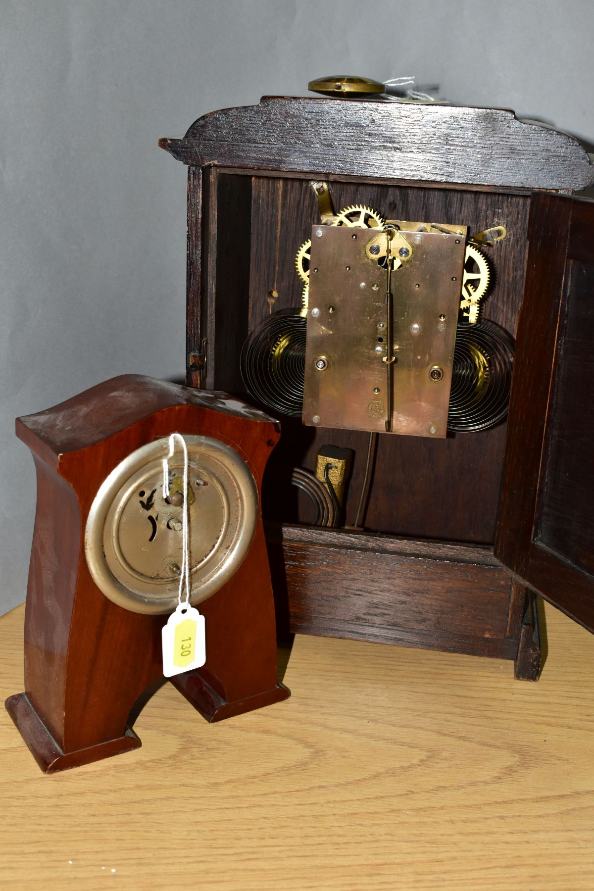 AN EARLY 20TH CENTURY OAK CASED MANTEL CLOCK, the caddy style top above a silvered dial with - Image 4 of 5