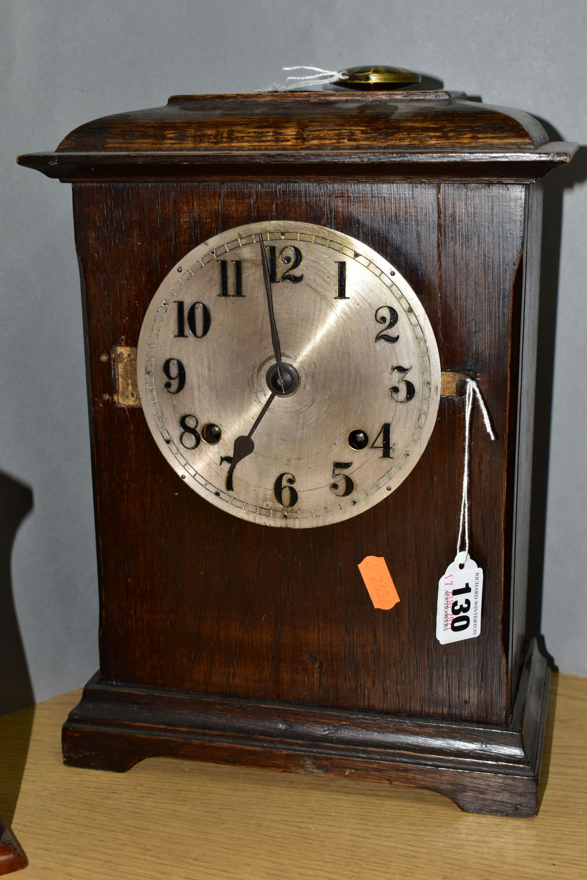 AN EARLY 20TH CENTURY OAK CASED MANTEL CLOCK, the caddy style top above a silvered dial with - Image 3 of 5