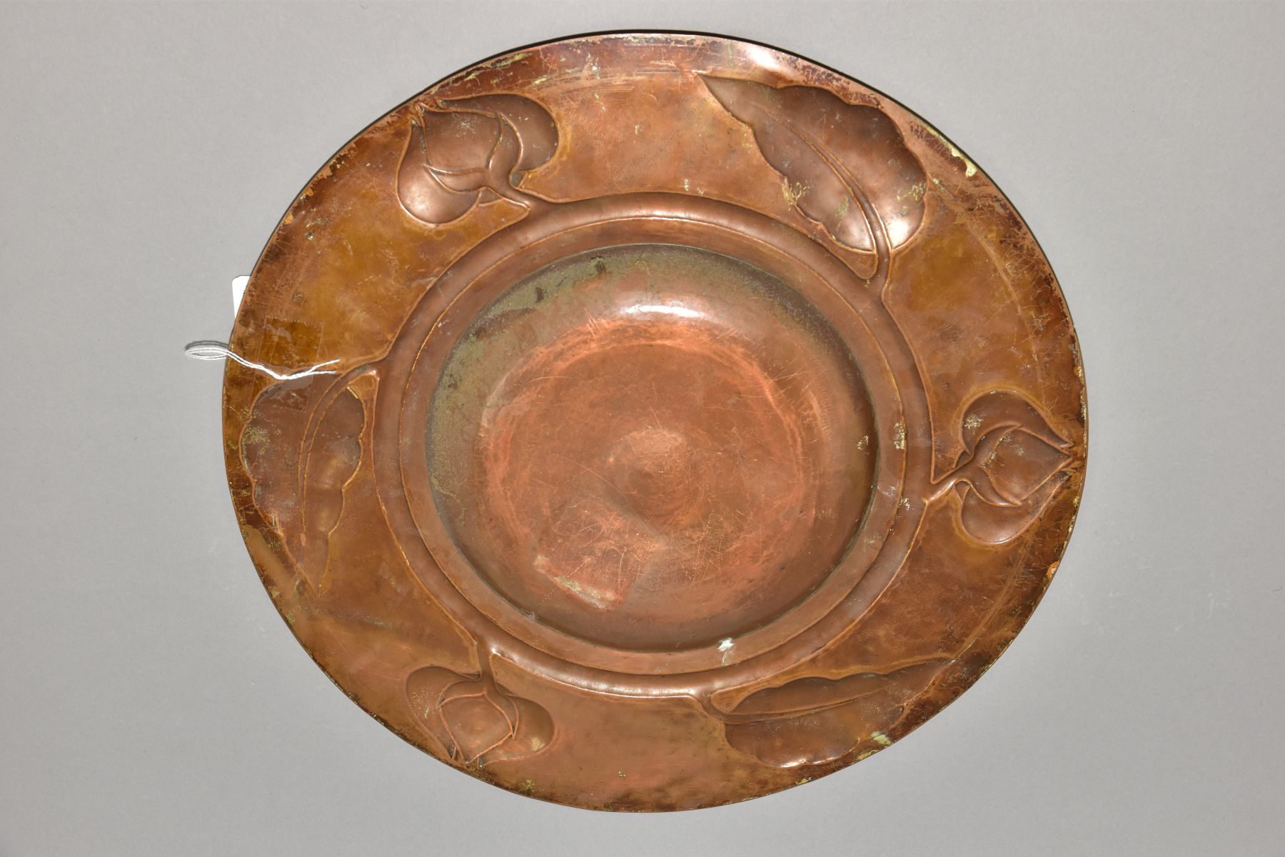 AN ARTS AND CRAFTS STYLE COPPER CHARGER, embossed with a band of foliate motifs, the central - Image 7 of 8