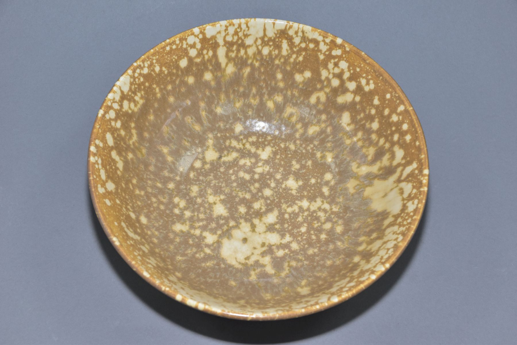 RUSKIN POTTERY, a brown and cream mottled glaze bowl, impressed Ruskin England to the base, height - Image 3 of 5