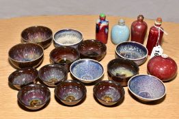 NINETEEN PIECES OF CHINESE AND JAPANESE STYLE CERAMICS, comprising five snuff bottles, one lacking