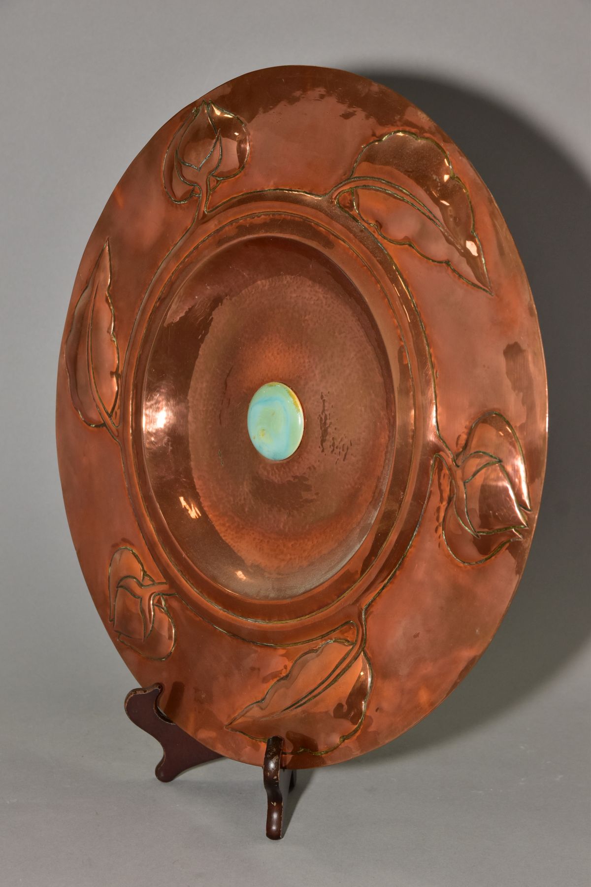 AN ARTS AND CRAFTS STYLE COPPER CHARGER, embossed with a band of foliate motifs, the central - Image 4 of 8