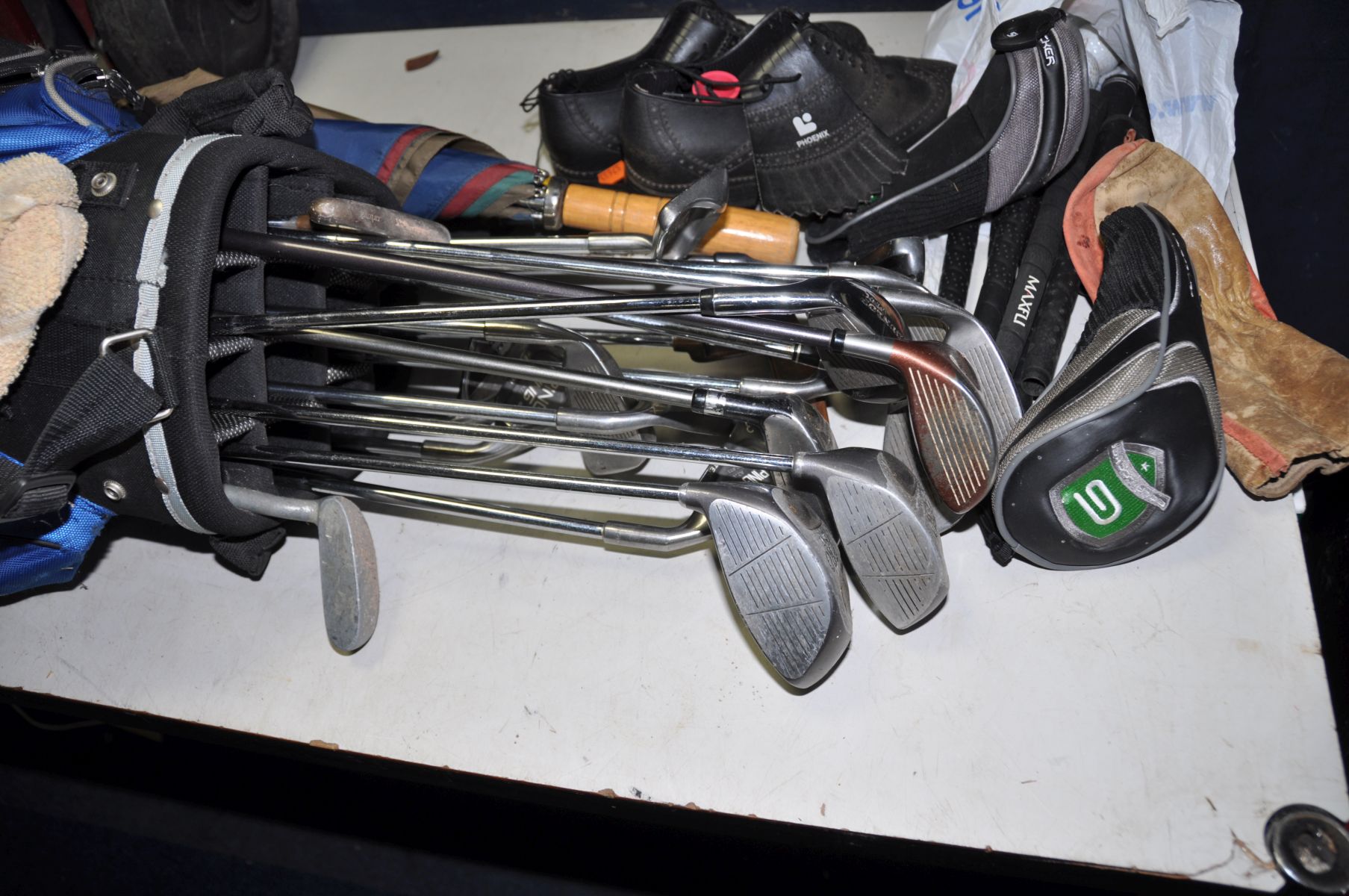 A GOLF BAG CONTAINING MOSTLY PING GOLF CLUBS, including Ping Zing 2 irons 3 to 9, a Taylor Made - Image 3 of 3