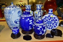 A GROUP OF LATE 20TH CENTURY ORIENTAL BLUE AND WHITE CERAMICS, comprising a jar and cover, height