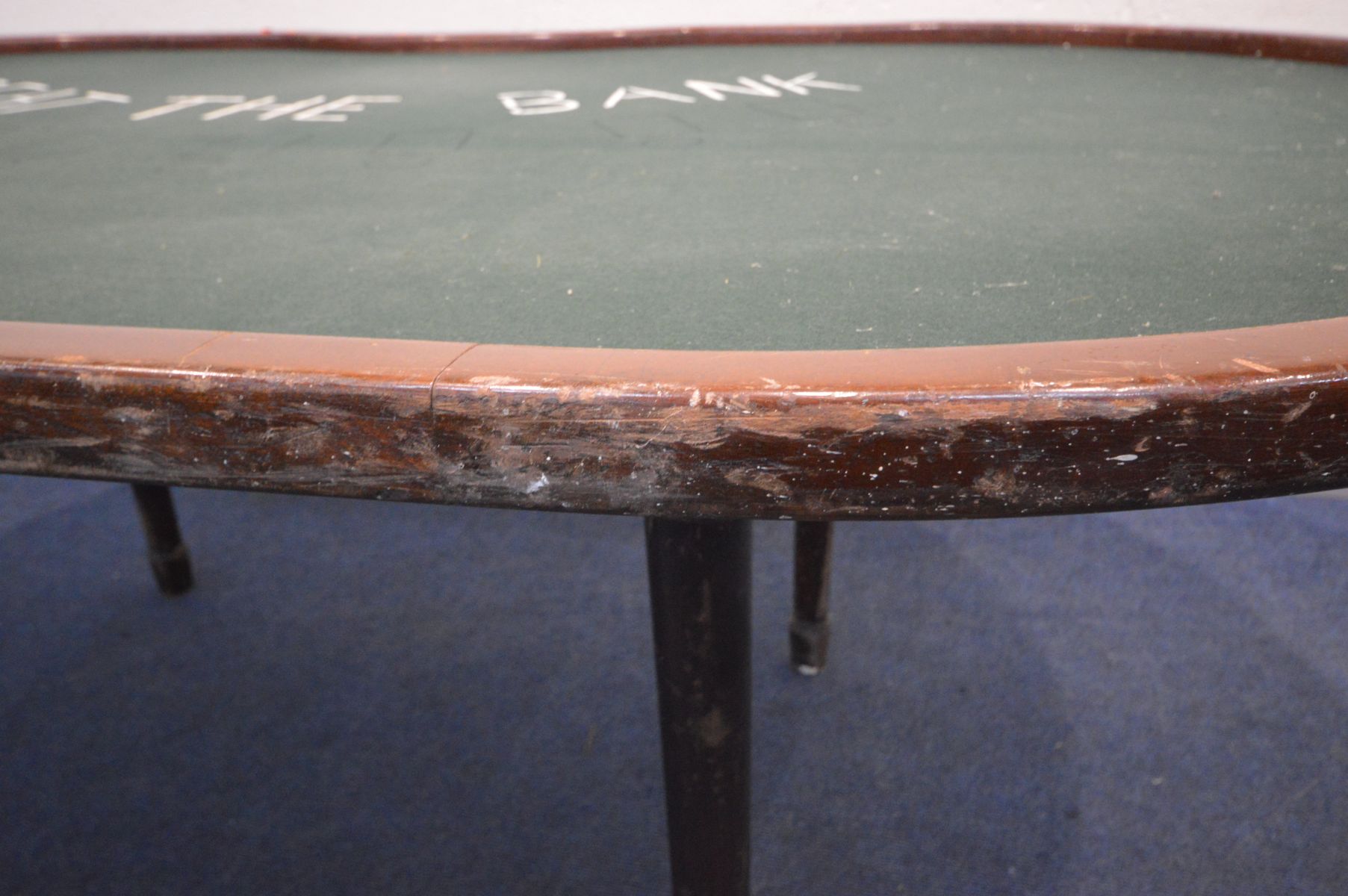 A BESPOKE MAHOGANY OVAL/KIDNEY SHAPED BLACK JACK GAMES TABLE, with green baize, on cylindrical legs, - Image 4 of 6