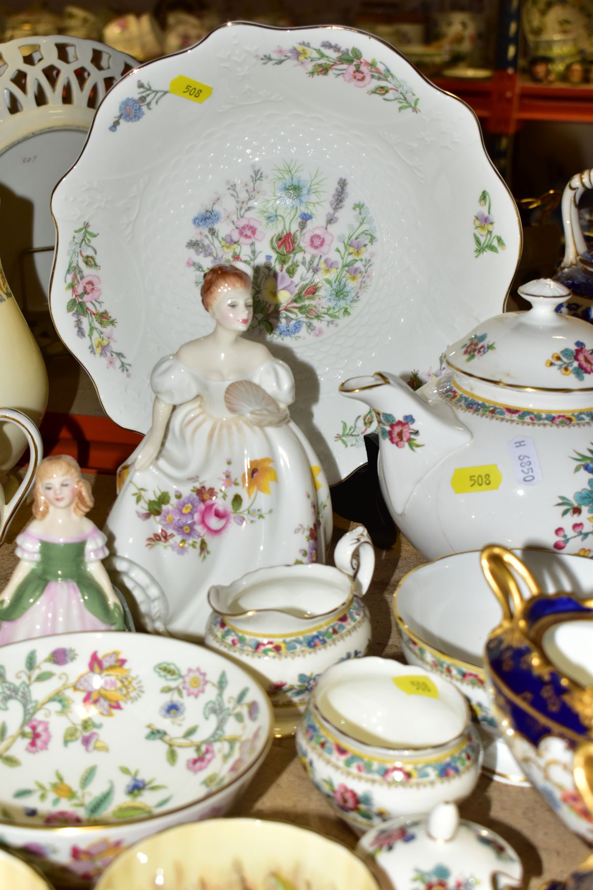 A GROUP OF CERAMIC TEAWARES, GIFTWARE AND ORNAMENTS, comprising two Aynsley 'Orchard Gold' by D - Image 7 of 10