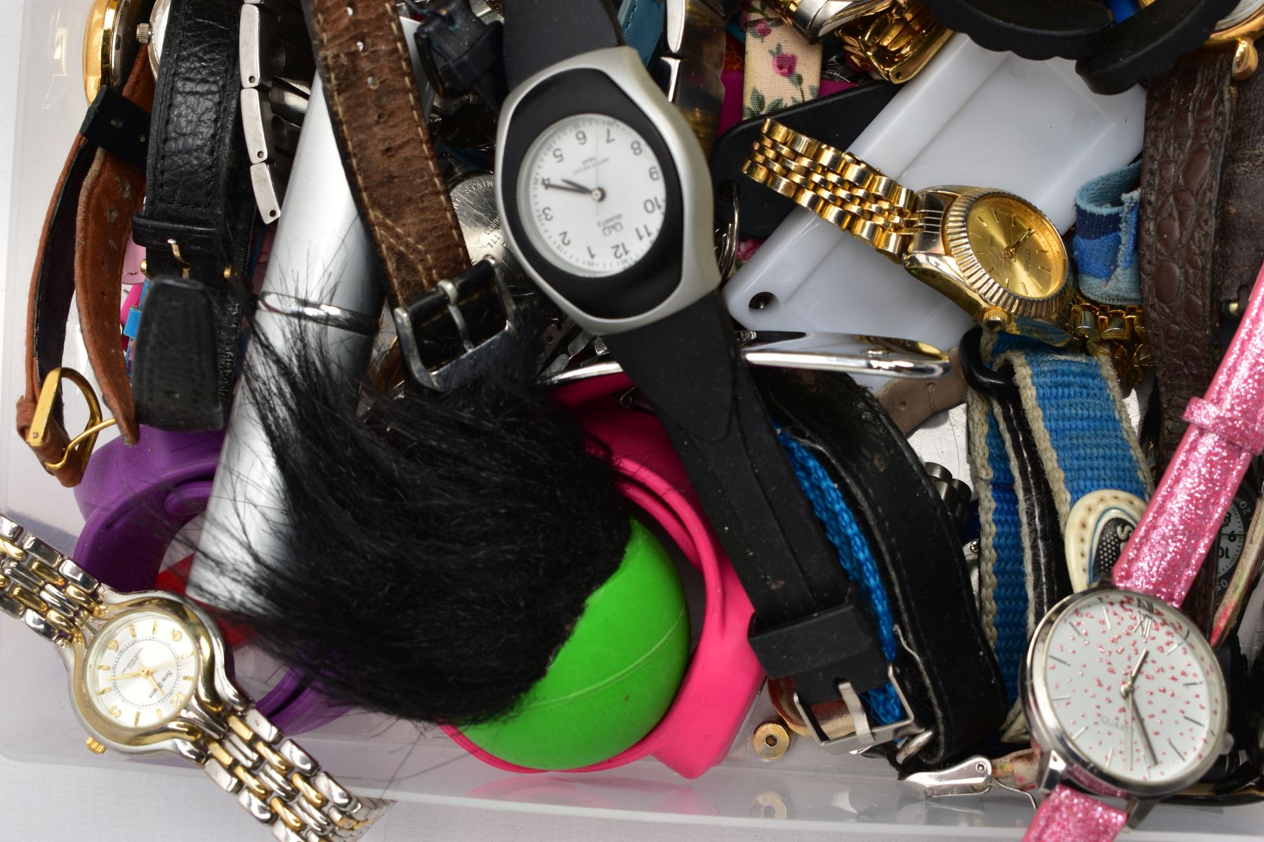 A TRAY OF ASSORTED FASHION WRISTWATCHES AND OTHER ITEMS, to include a variety of ladies and - Image 2 of 3