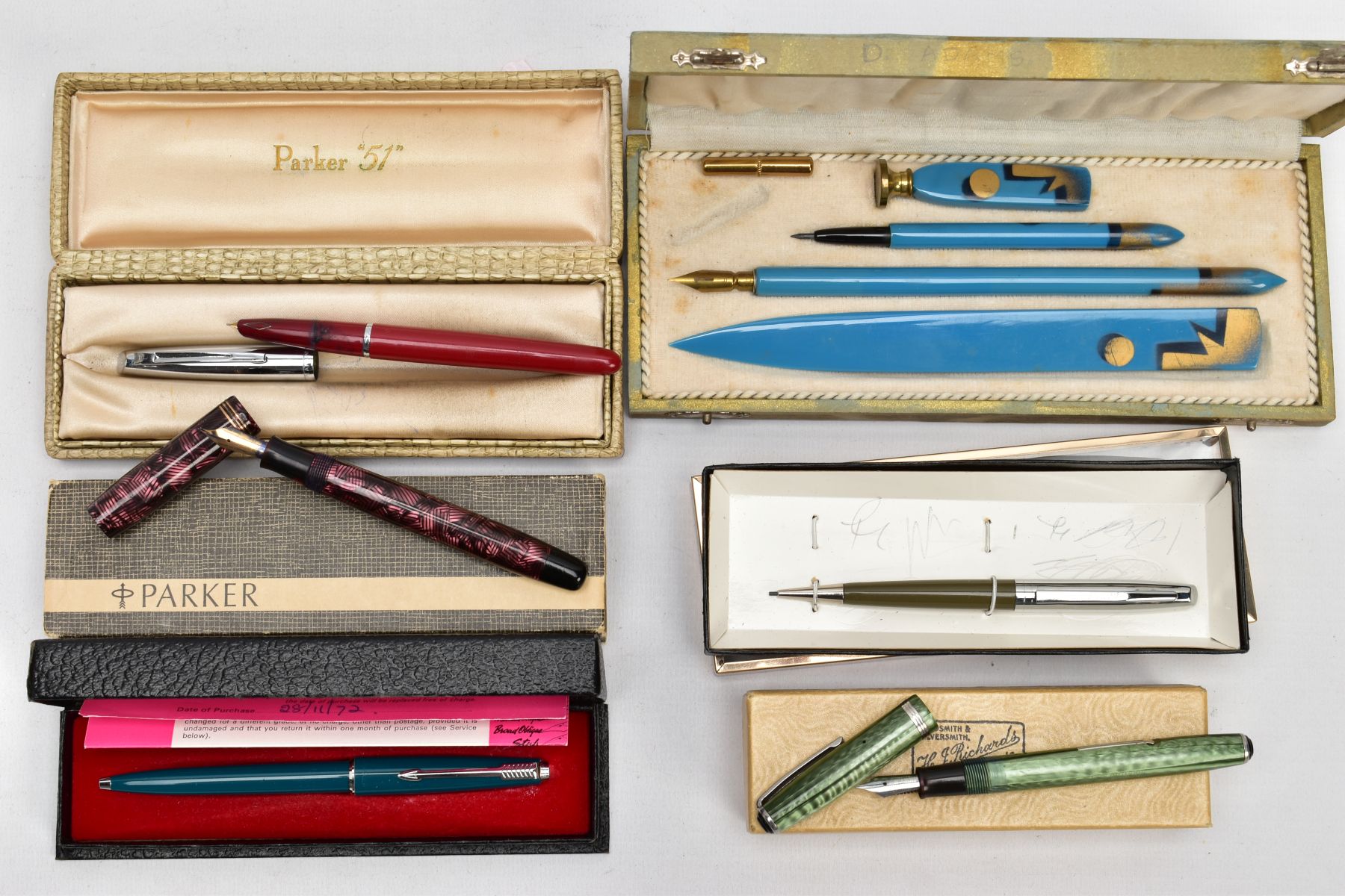 A TRAY OF FOUNTAIN AND BALLPOINT PENS, to include an Esterbrook lever fill in marble green, a