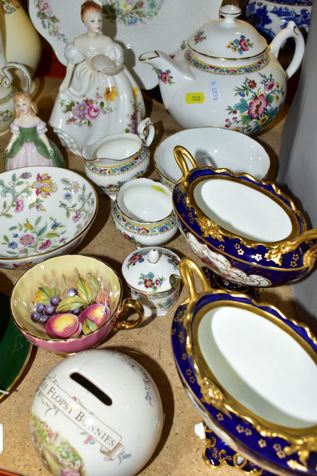 A GROUP OF CERAMIC TEAWARES, GIFTWARE AND ORNAMENTS, comprising two Aynsley 'Orchard Gold' by D - Image 8 of 10