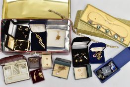 A TIN WITH ASSORTED JEWELLERY, to include a yellow metal initial 'D' pendant stamped 9ct', a pair of