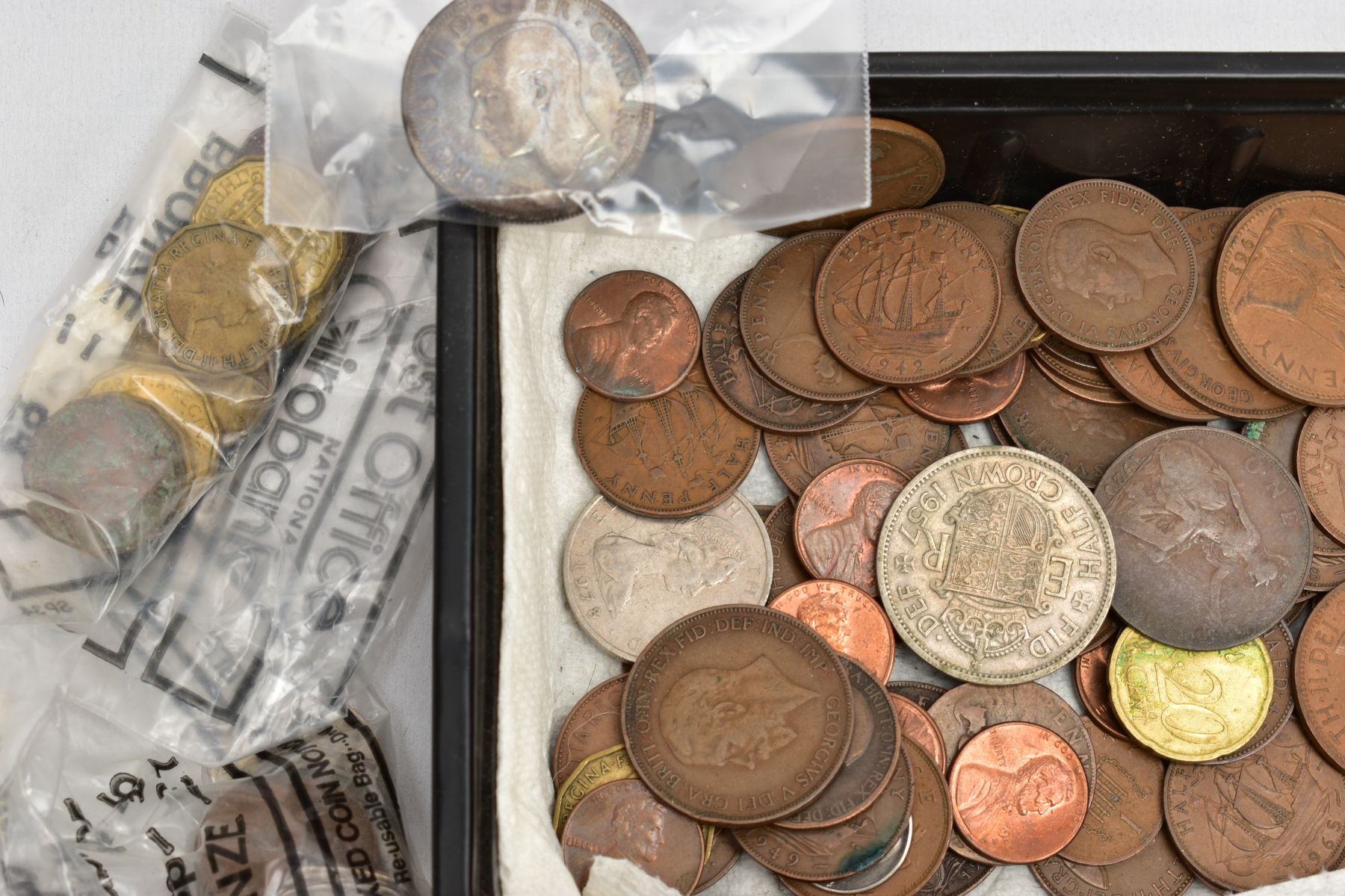 A SMALL BOX OF MAINLY 20TH CENTURY UK COINS with a small amount containing silver - Image 4 of 4