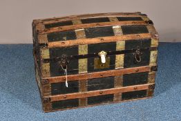 AN EARLY 20TH CENTURY WOODEN AND CLOTH DOME TOP TRAVELLING TRUNK, 77cm x depth 47cm x height 55cm (